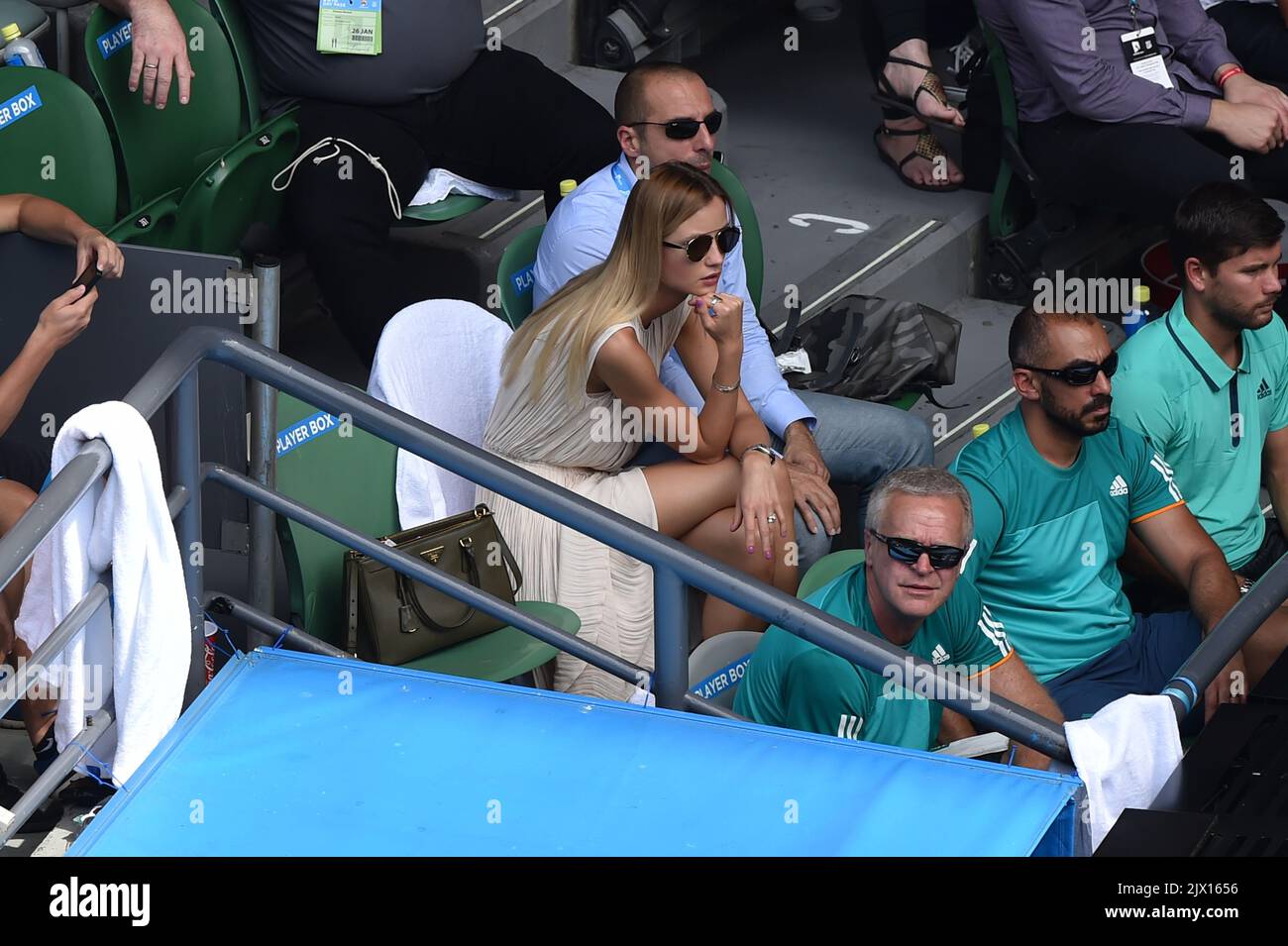 Ester Satorova, petite amie de Tomas Berdych, est assise dans la boîte des joueurs lors du match entre Roger Federer de Suisse et Tomas Berdych de République tchèque, le 9 e jour du tournoi de tennis Open d'Australie à Melbourne, en Australie, le mardi 26 janvier 2016.(AAP image/Tracey Nearmy) Banque D'Images