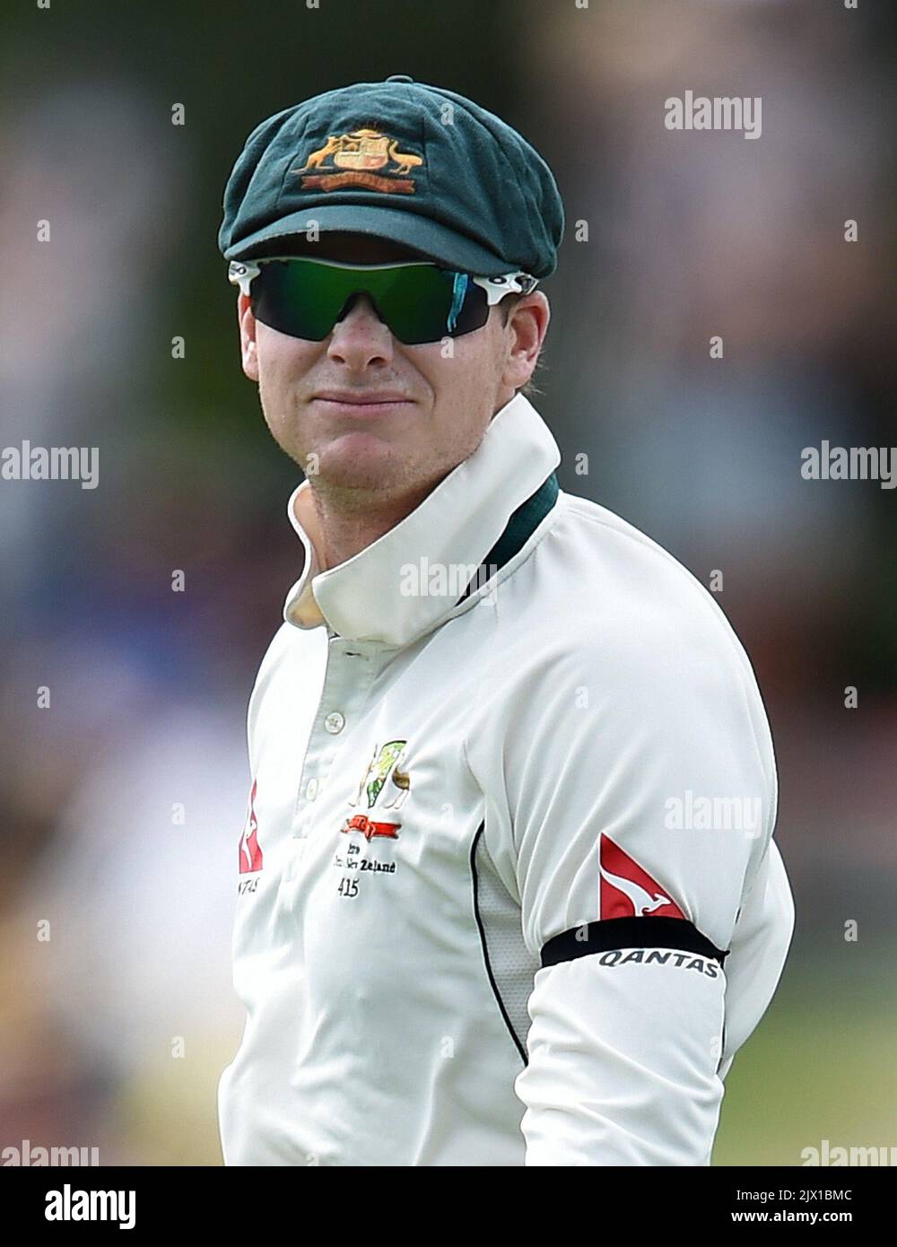 Le capitaine australien Steve Smith est vu se départir d'un bracelet en forme de palet à l'occasion du tremblement de terre de Christchurch de 2011 victimes le jour 3 du deuxième match d'essai entre l'Australie et la Nouvelle-Zélande au Hagley Oval de Christchurch, le lundi 22 février 2016. (AAP image/Dave Hunt) Banque D'Images