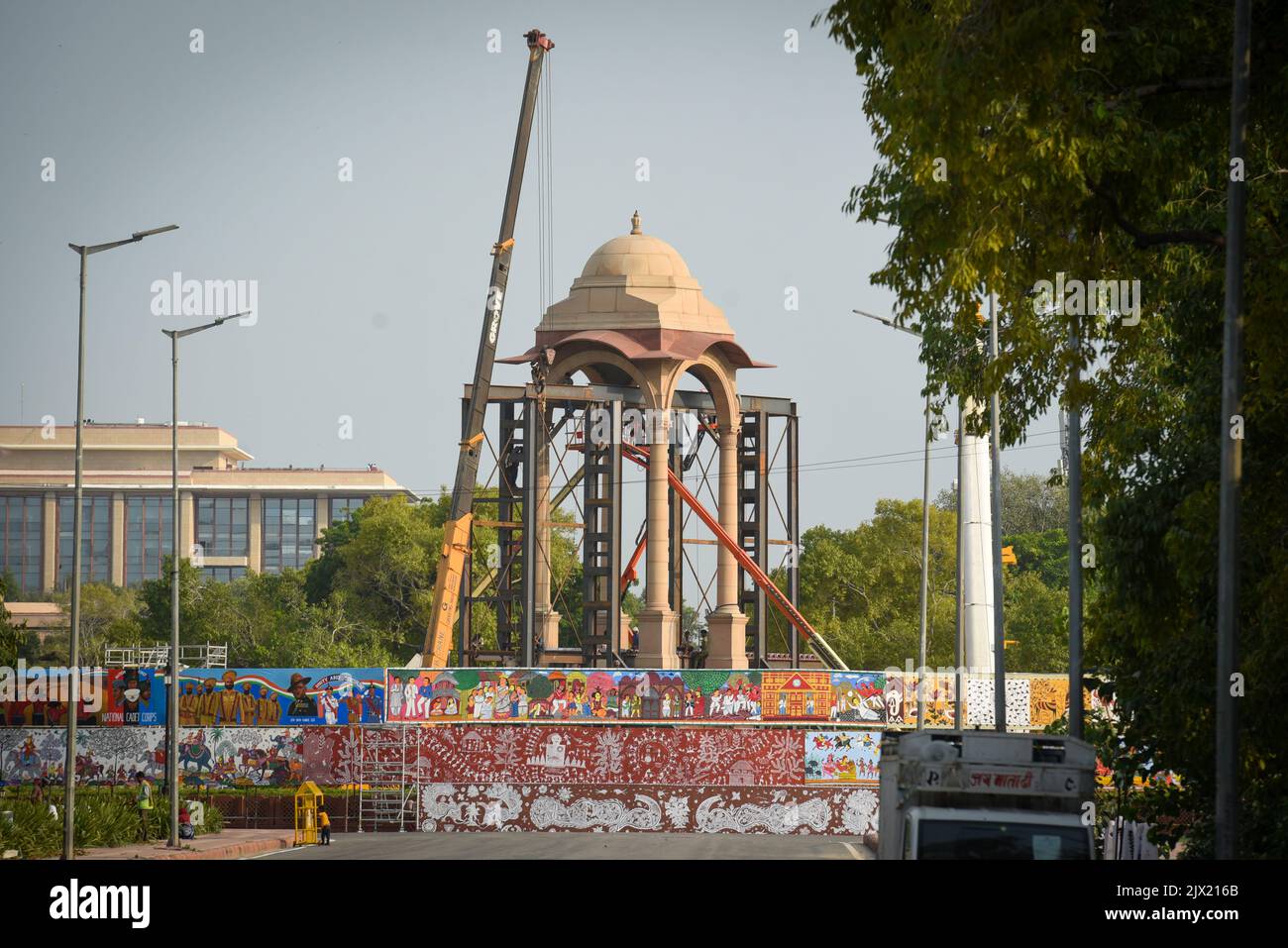 NEW DELHI, INDE - SEPTEMBRE 6 : une touche finale est apportée au Grand Canopy, où la statue de Netaji Subhash Chandra Bose sera installée pour le grand événement (inauguration de l'avenue Central Vista) sur 6 septembre 2022 à New Delhi, en Inde. La statue de Netaji Subhas Chandra Bose sous la voûte à la porte de l'Inde sera dévoilée sur 8 septembre. Des sources ont déclaré que le Premier ministre Narendra Modi inaugurera la statue avec la nouvelle avenue Central Vista. La statue fait partie du projet Central Vista de RS 13 450-crore. (Photo de Sanchit Khanna/Hindustan Times/Sipa USA) Banque D'Images