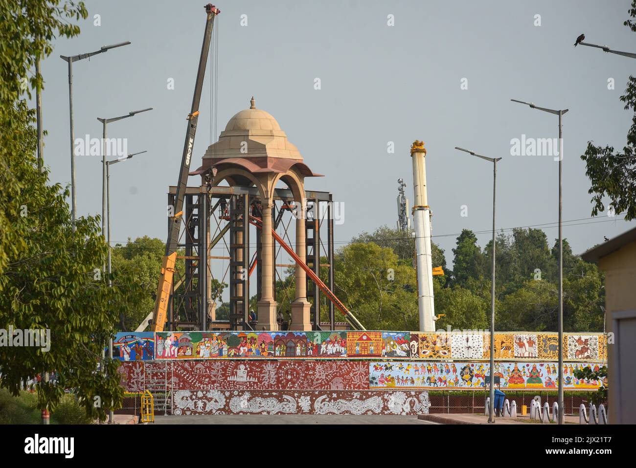 NEW DELHI, INDE - SEPTEMBRE 6 : une touche finale est apportée au Grand Canopy, où la statue de Netaji Subhash Chandra Bose sera installée pour le grand événement (inauguration de l'avenue Central Vista) sur 6 septembre 2022 à New Delhi, en Inde. La statue de Netaji Subhas Chandra Bose sous la voûte à la porte de l'Inde sera dévoilée sur 8 septembre. Des sources ont déclaré que le Premier ministre Narendra Modi inaugurera la statue avec la nouvelle avenue Central Vista. La statue fait partie du projet Central Vista de RS 13 450-crore. (Photo de Sanchit Khanna/Hindustan Times/Sipa USA) Banque D'Images