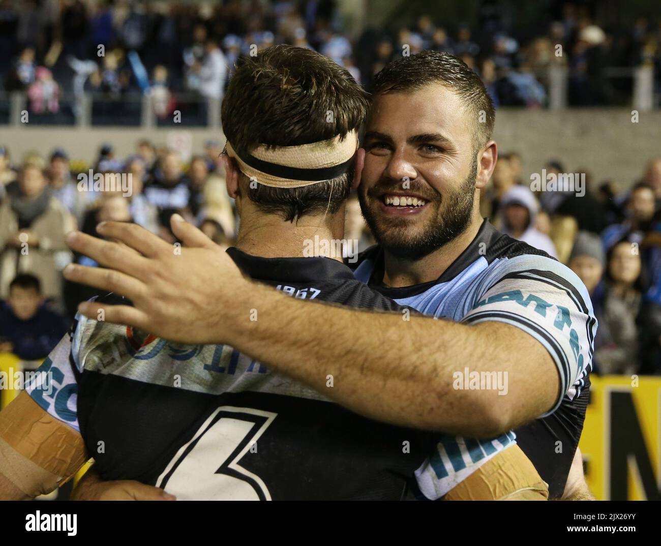 Wade Graham des requins (à droite) célèbre avec son coéquipier James Maloney après avoir été nommé dans l'équipe de l'État d'origine de Nouvelle-Galles du Sud après le match des 14 NRL entre les requins Cronulla-Sutherland et les cow-boys du nord du Queensland au stade du Southern Cross Group à Sydney, lundi, 13 juin 2016. (AAP image/Craig Golding) Banque D'Images