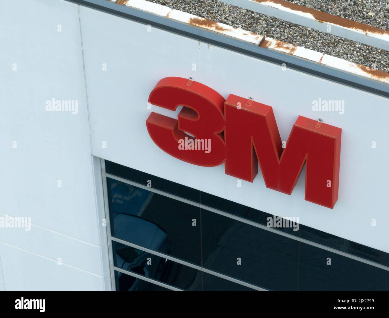 Une photo rapprochée du logo 3M sur le dessus d'un immeuble de bureaux. Banque D'Images