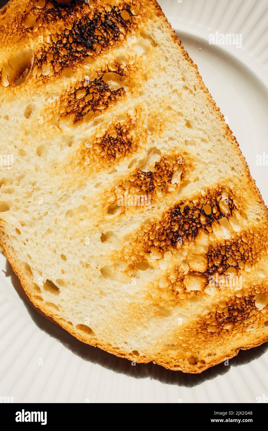 gros plan des marques du gril sur le pain au levain grillé Banque D'Images