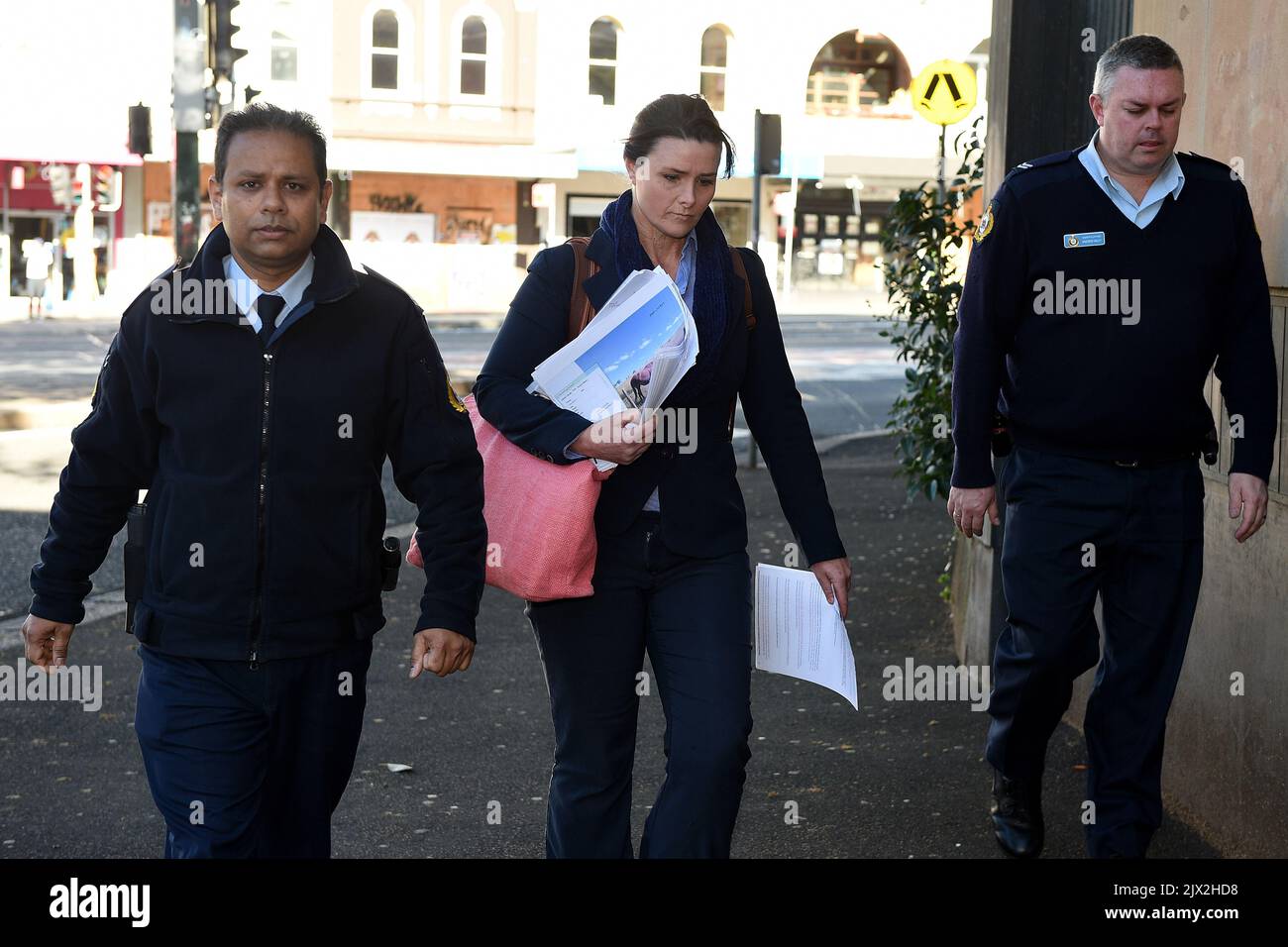 Kim Hollingsworth, (au centre), arrive au tribunal de district de Sydney, à Darlinghurst, Sydney, mardi, 26 juillet, 2016. Hollingsworth fait face à de nombreuses accusations de cruauté envers les animaux et a reçu l'ordre de rentrer chez elle au moins 25 de ses 45 chevaux. (Image AAP/Dan Himbrechts) Banque D'Images