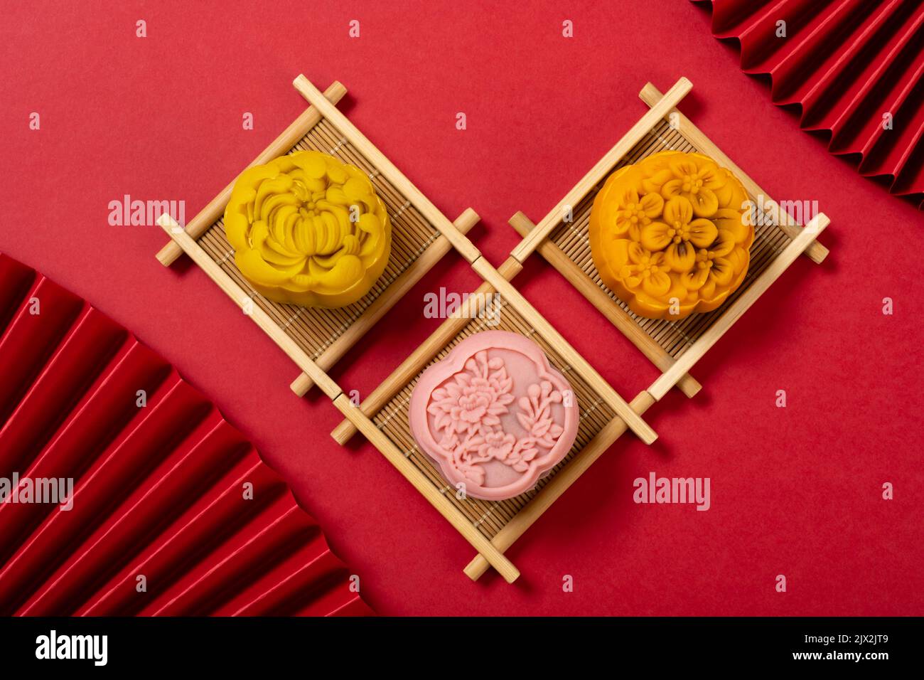 gâteau de lune en forme de fleur tendance sur fond rouge Banque D'Images
