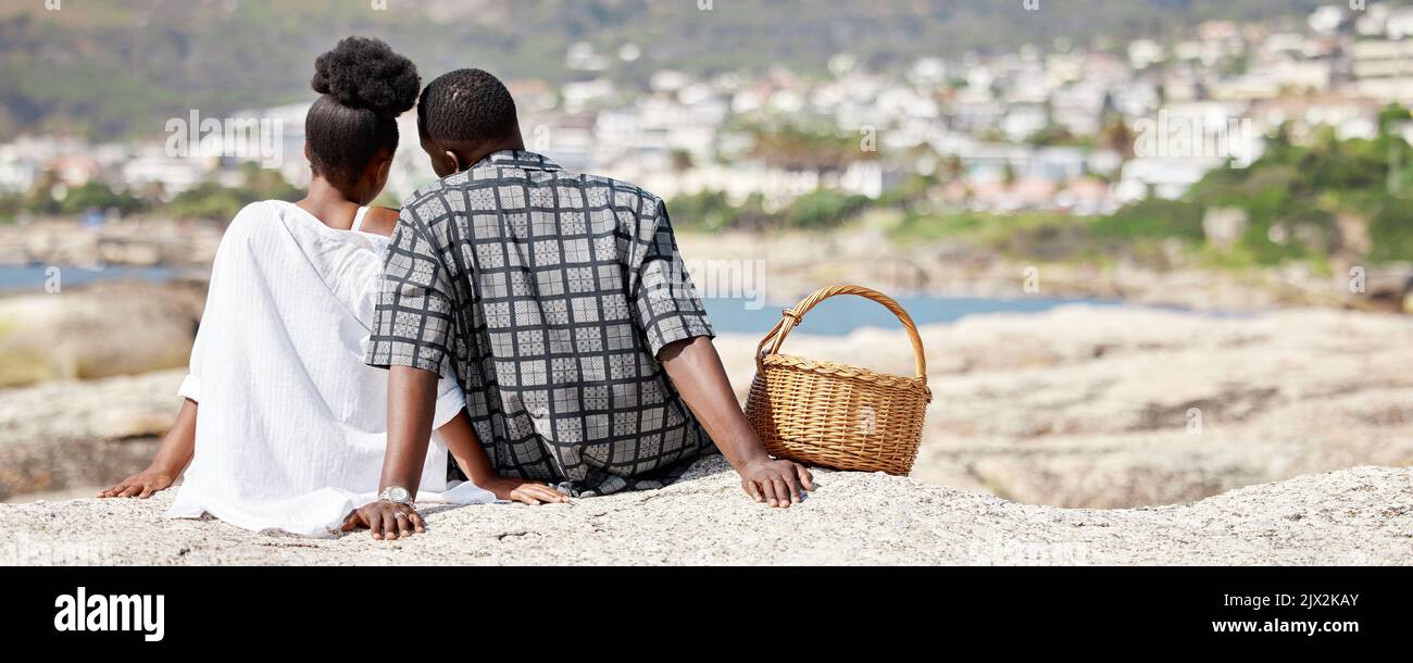 Couple, amour et pique-nique sur la plage pour femme ou homme noir l'été vacances en Afrique du Sud près de la mer, l'eau ou l'océan ville. Sécurité, confiance ou sécurité avec zen Banque D'Images