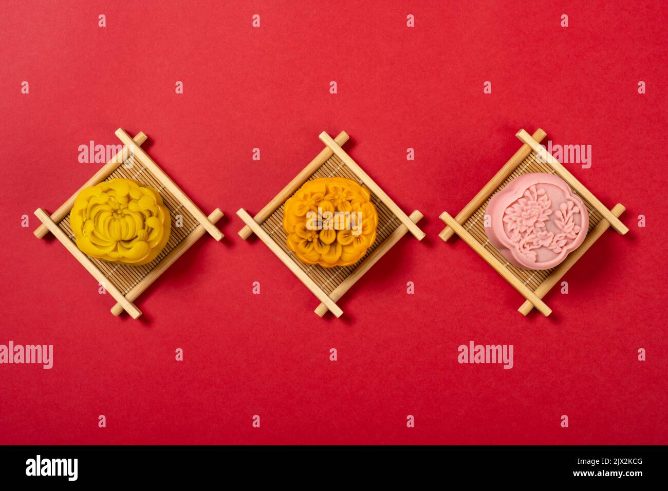 gâteau de lune en forme de fleur tendance sur fond rouge Banque D'Images