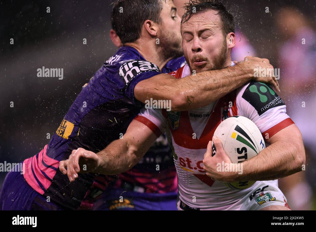 Adam Quinlan (à droite) des Dragons est attaqué par Ben Hunt des Broncos lors du match de 22 NRL entre les Dragons St George Illawarra et les Broncos de Brisbane au STADE WIN à Wollongong le jeudi 4 août 2016. (AAP image/Paul Miller) Banque D'Images