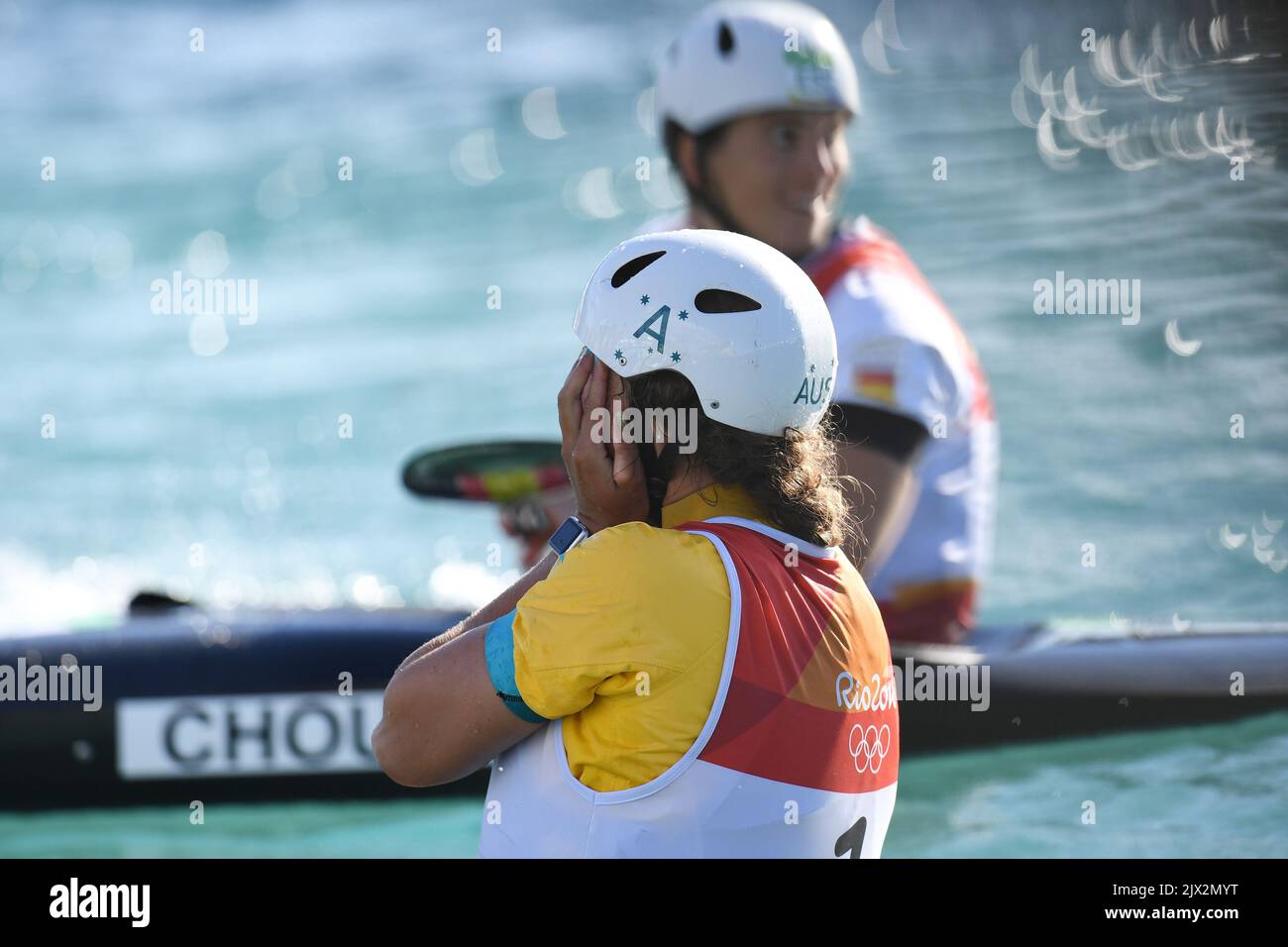 Jessica Fox, d'Australie, tient la tête entre ses mains après avoir donné une pénalité et délégué à la troisième place pour la médaille de bronze dans la finale de kayak des femmes de K1 au stade Whitewater de Deodoro aux Jeux Olympiques de Rio2016 à Rio de Janeiro, au Brésil, le jeudi 11 août 2016. La médaillée d'or Maialen Chourraut d'Espagne se trouve en arrière-plan. (AAP IMAGE/DEAN LEWINS) PAS D'ARCHIVAGE, USAGE ÉDITORIAL SEULEMENT ** USAGE STRICTEMENT ÉDITORIAL SEULEMENT, PAS D'UTILISATION COMMERCIALE, PAS DE LIVRES ** Banque D'Images