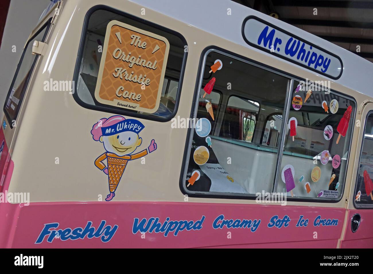 Pink MR Whippy, fourgonnette crème glacée douce fraîchement fouettée, construite par Whitby Morrison, Crewe, Cheshire, Angleterre, Royaume-Uni, CW1 6TT Banque D'Images