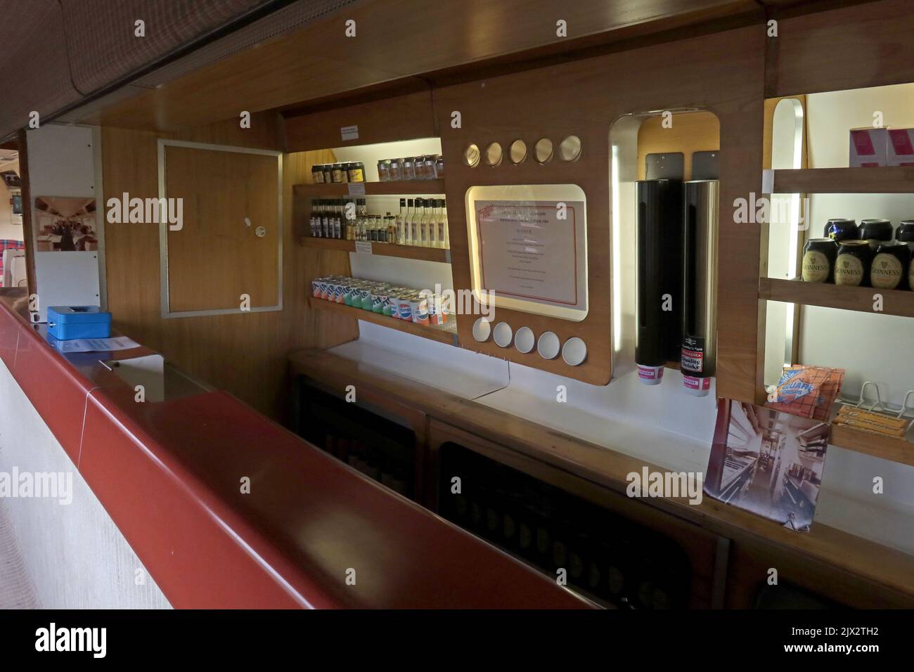 Voiture à manger de British Rail APT, BREL et British Rail Research Division Advanced Passenger train prototype 370006 à Crewe, Cheshire, Angleterre, Royaume-Uni Banque D'Images