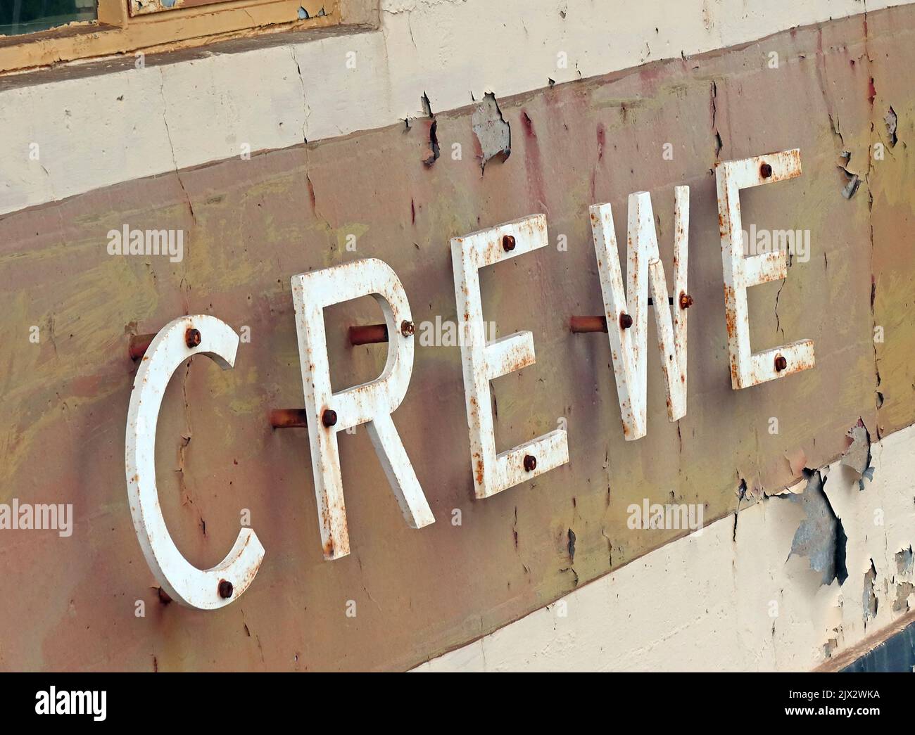 Crewe est écrit en lettres sur la boîte de signalisation, chemin de fer PWAY, Cheshire, Angleterre, Royaume-Uni Banque D'Images