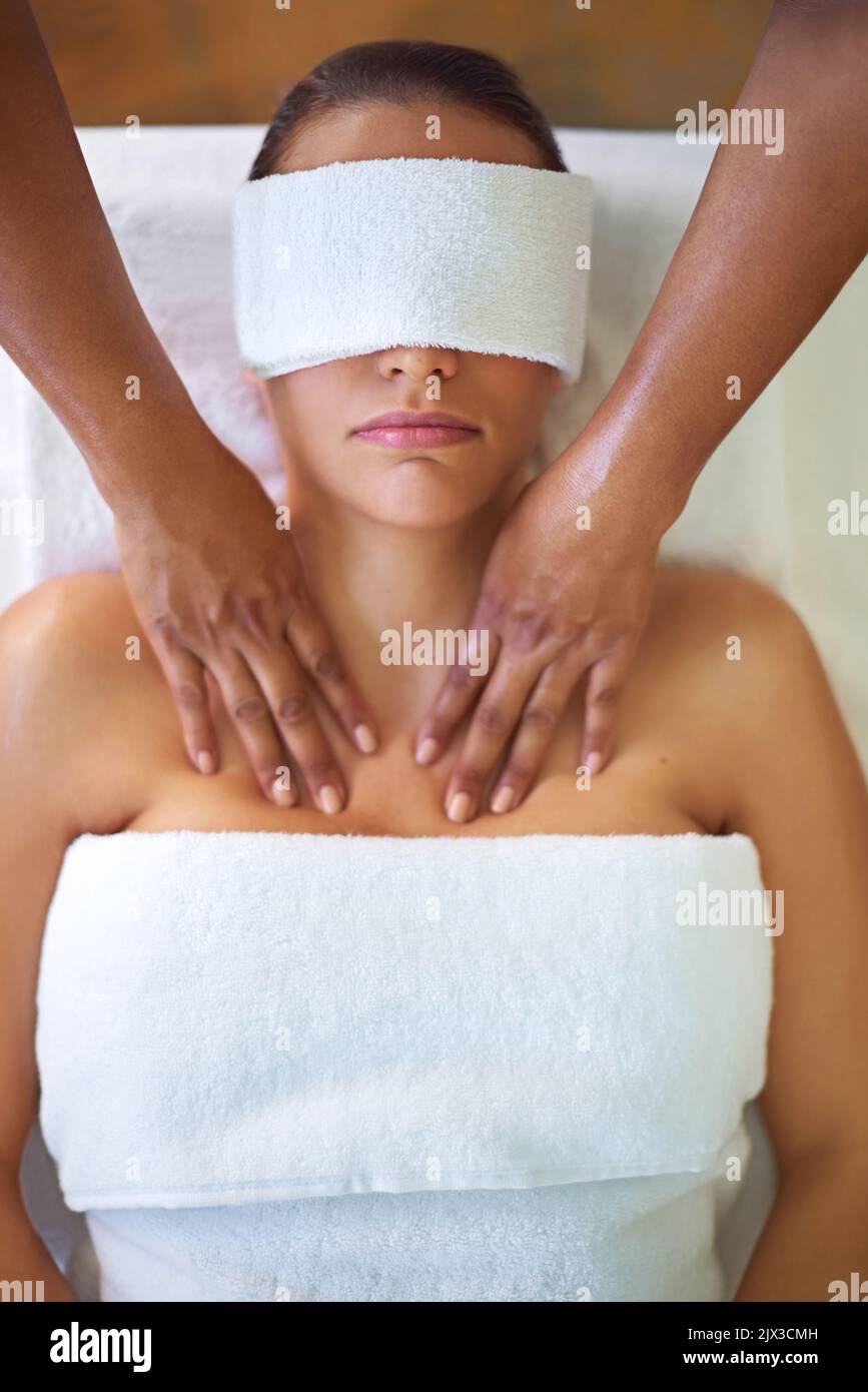 Concentrez-vous sur le bien. Une femme attirante qui profite d'une journée dans un spa de santé. Banque D'Images
