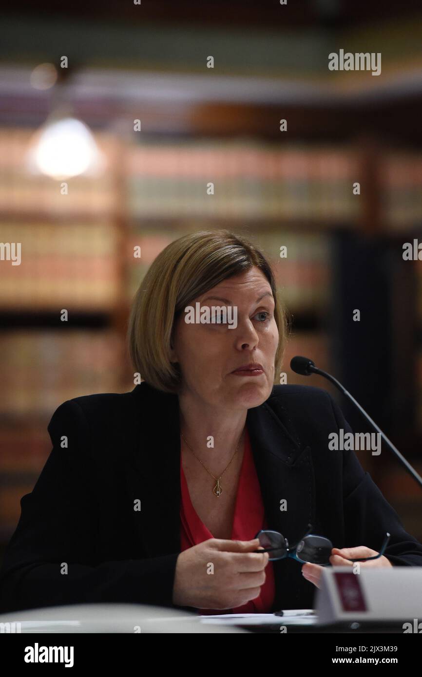Le Dr Kerry Chant, médecin-chef de Nouvelle-Galles du Sud, fait face à une enquête parlementaire sur les doses de chimiothérapie au Parlement de Nouvelle-Galles du Sud à Sydney, le mardi 29 novembre 2016. L'enquête porte sur l'oncologue John Grygiel après une revue qui a révélé qu'il avait administré plus de 100 patients atteints d'un cancer de la tête et du cou à Sydney et que les doses de chimiothérapie du centre-ouest de l'État étaient plates ou significativement réduites. (AAP image/Dean Lewins) Banque D'Images