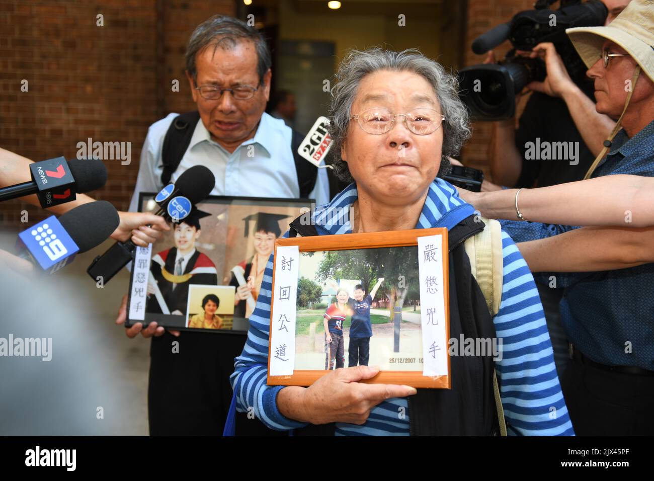 Les grands-parents de la famille Lin, Feng Qing Zhu et Yang Fei Lin, quittent la Cour suprême de Nouvelle-Galles du Sud à Sydney, le jeudi 12 janvier 2017. Robert Xie a été reconnu coupable du meurtre de cinq membres de la famille de sa femme, plus de sept ans après que la famille ait été tuée dans leur maison de Sydney. (AAP image/Dean Lewins) Banque D'Images