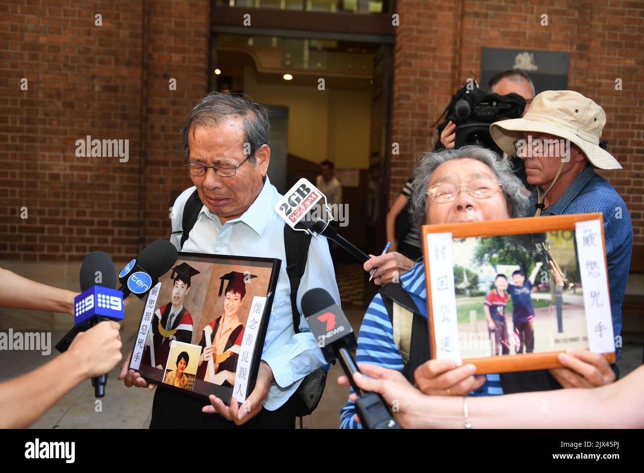 Les grands-parents de la famille Lin, Feng Qing Zhu et Yang Fei Lin, quittent la Cour suprême de Nouvelle-Galles du Sud à Sydney, le jeudi 12 janvier 2017. Robert Xie a été reconnu coupable du meurtre de cinq membres de la famille de sa femme, plus de sept ans après que la famille ait été tuée dans leur maison de Sydney. (AAP image/Dean Lewins) Banque D'Images