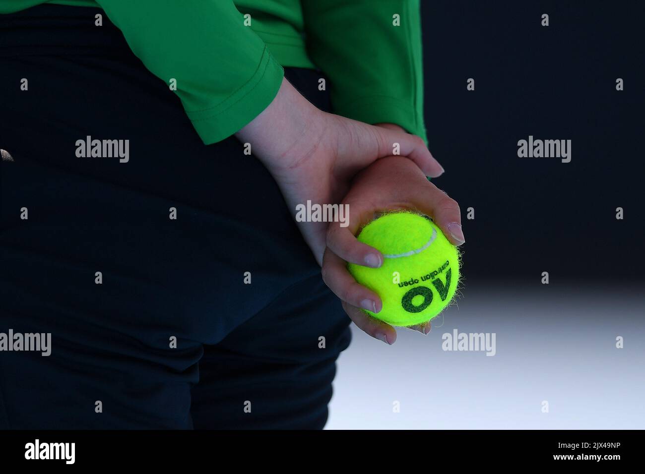 Un bonhomme de balle est vu avec une balle de tennis de la marque  Australian Open au cours de la ronde 2 de l'Open d'Australie le troisième  jour à Melbourne, en Australie,