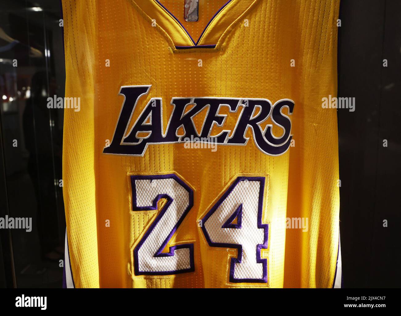 New York, États-Unis. 06th septembre 2022. Un maillot Kobe Bryant porté par un match de la dernière journée d'ouverture de la NBA de Bryant de la saison 2015-2016 est exposé avec d'autres souvenirs emblématiques de joueur sportif au Sotheby's mardi, 6 septembre 2022 à New York. Le maillot Bulls de Michael Jordan, du jeu 1 des 1998 finales de la NBA, sera présenté aux enchères en ligne de Sotheby. Photo de John Angelillo/UPI crédit: UPI/Alay Live News Banque D'Images