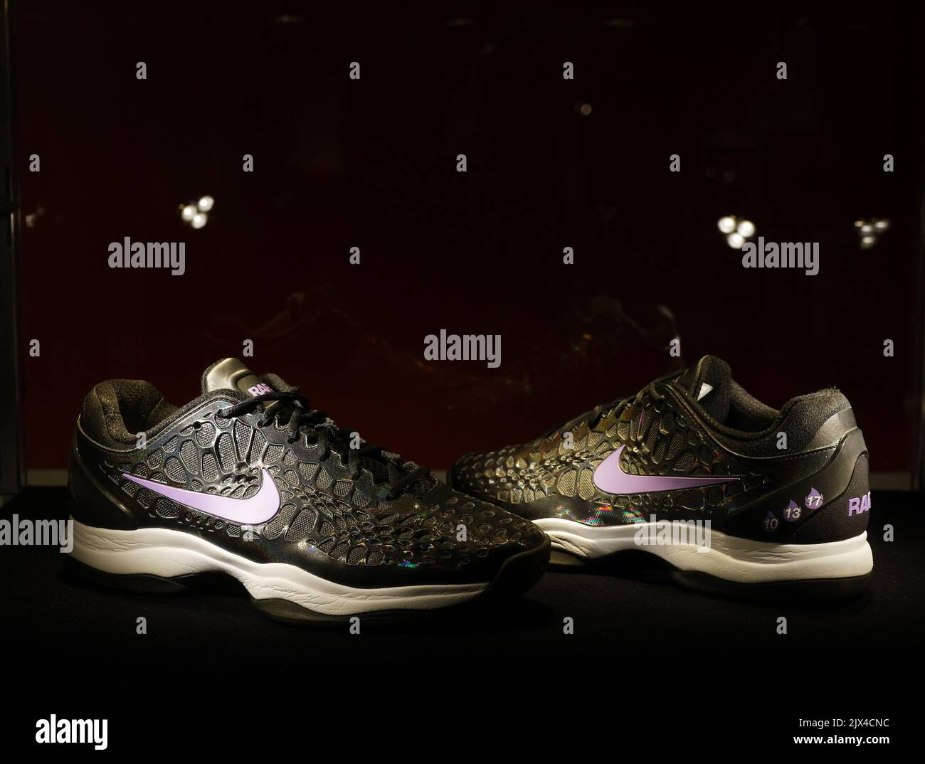 New York, États-Unis. 06th septembre 2022. Les sneakers portées en quarts de finale de l'US Open 2019 de Rafael Nadal sont mises aux enchères, ainsi que d'autres souvenirs emblématiques de joueur sportif au Sotheby's mardi, à 6 septembre 2022, à New York. Le maillot Bulls de Michael Jordan, du jeu 1 des 1998 finales de la NBA, sera présenté aux enchères en ligne de Sotheby. Photo de John Angelillo/UPI crédit: UPI/Alay Live News Banque D'Images