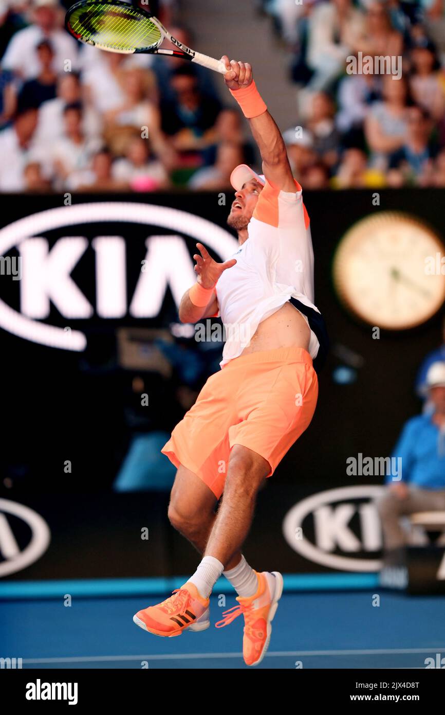 Mischa Zverev, de l'Allemagne, célèbre sa victoire contre Andy Murray, de la Grande-Bretagne, au quatrième tour, le septième jour, à l'Open d'Australie à Melbourne, en Australie, le dimanche 22 janvier 2017. (AAP image/Dean Lewins) Banque D'Images