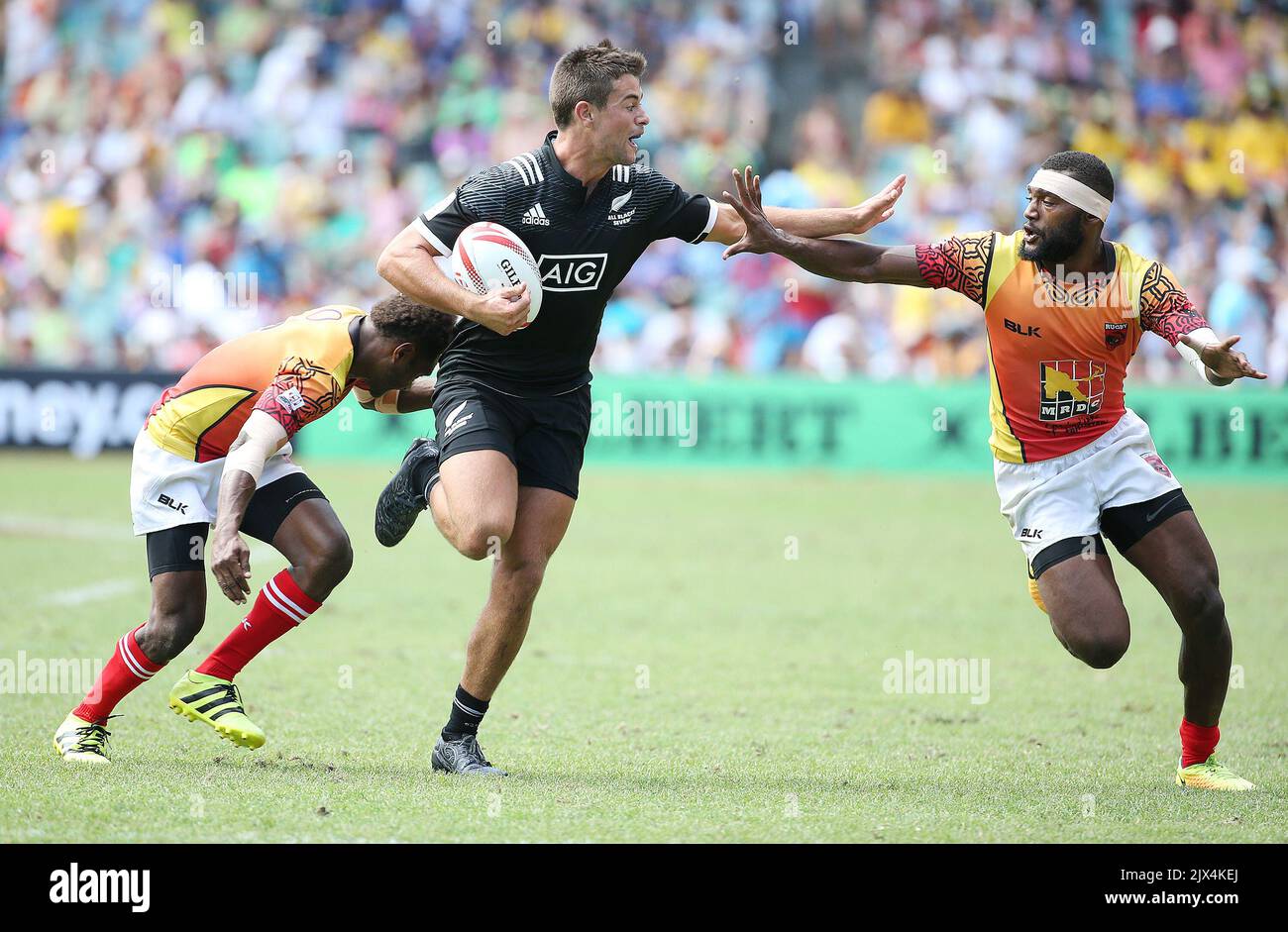 Andrew Knewstub, de la Nouvelle-Zélande, évite un problème lorsqu'il court avec le ballon lors de son match de billard masculin contre Papa New Guinea lors de la Sydney Rugby 7s Series à Sydney, le samedi 4 février 2017. (AAP image/David Moir) Banque D'Images