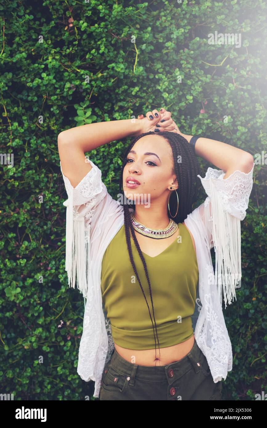 Confiante dans son style personnel. Une jeune femme insouciante debout à l'extérieur. Banque D'Images