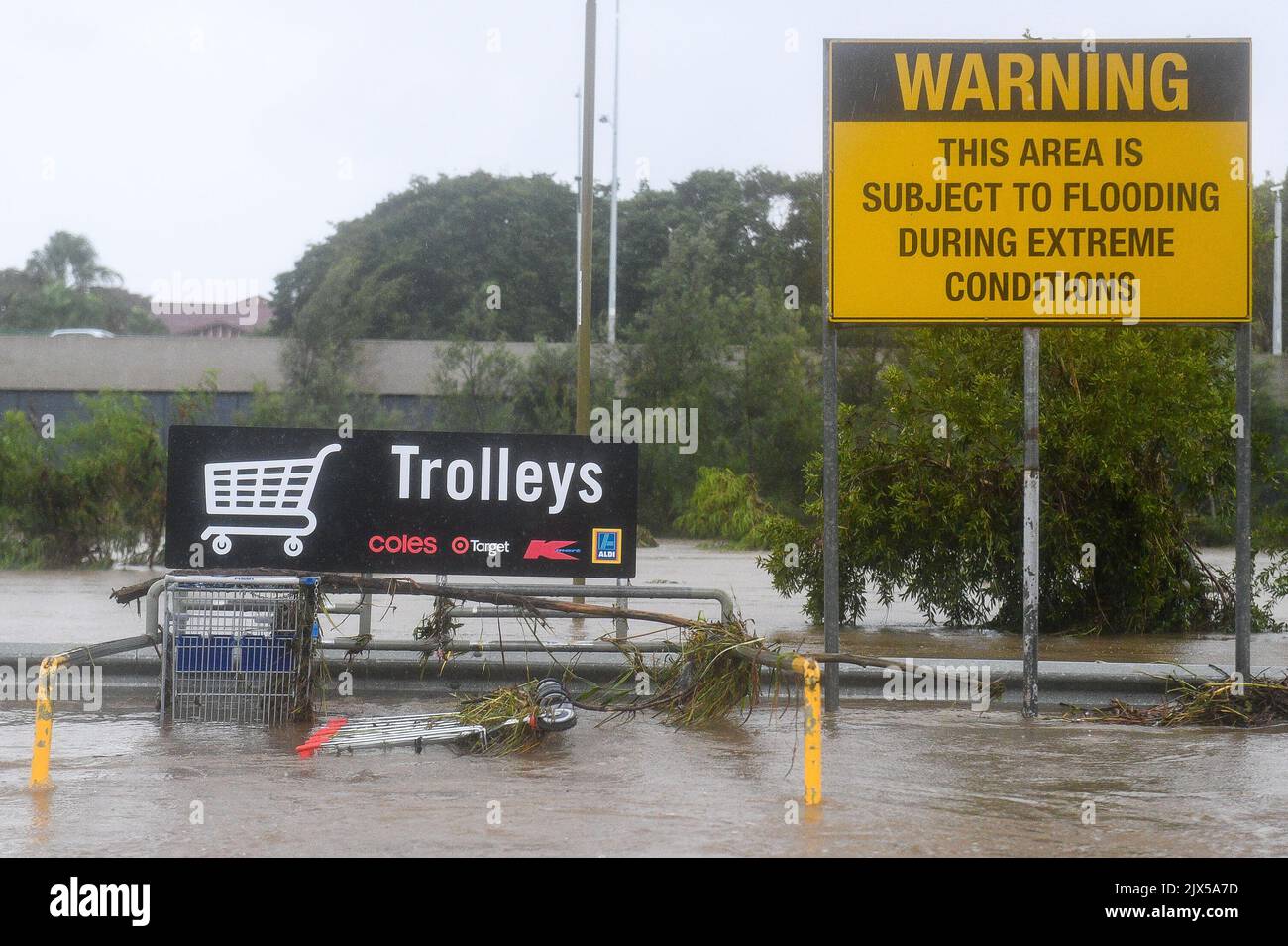 Le parking du centre commercial de Toombul est inondé, au nord de Brisbane, jeudi, 30 mars 2017. Une grave dépression de pluie se produit actuellement dans tout le sud-est du Queensland, à l'arrière de l'ex-cyclone tropical Debbie. (AAP image/Albert Perez) Banque D'Images