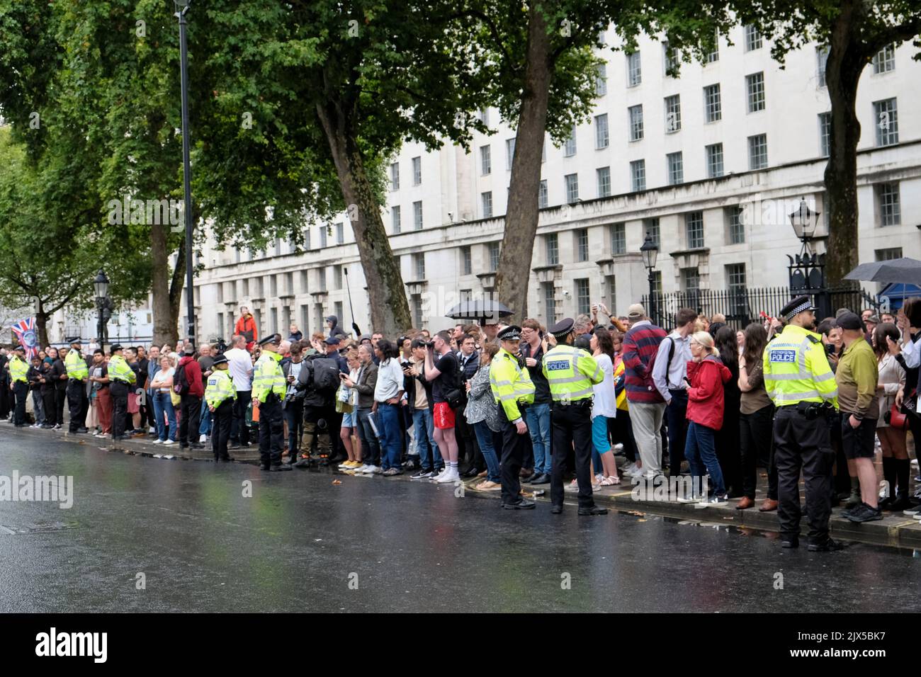 Londres, Royaume-Uni, 6th septembre 2022. Une foule de touristes curieux et une poignée de manifestants se rassemblent en face de Downing Street avant l'arrivée de Liz Truss, retardée en raison de la pluie et des averses torrentielles. Suite au vote des députés conservateurs, Liz Truss s'est rendu à Balmoral pour rencontrer la Reine, devenant ainsi le nouveau Premier ministre du Royaume-Uni. Crédit : onzième heure de photographie/Alamy Live News Banque D'Images