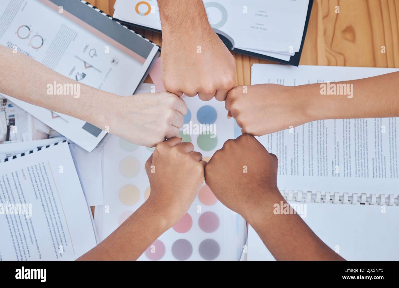 La motivation, le travail d'équipe et les mains de poing des gens d'affaires dans la gestion de projet, l'innovation et la réunion de réseau. Diversité, collaboration et objectifs avec Banque D'Images