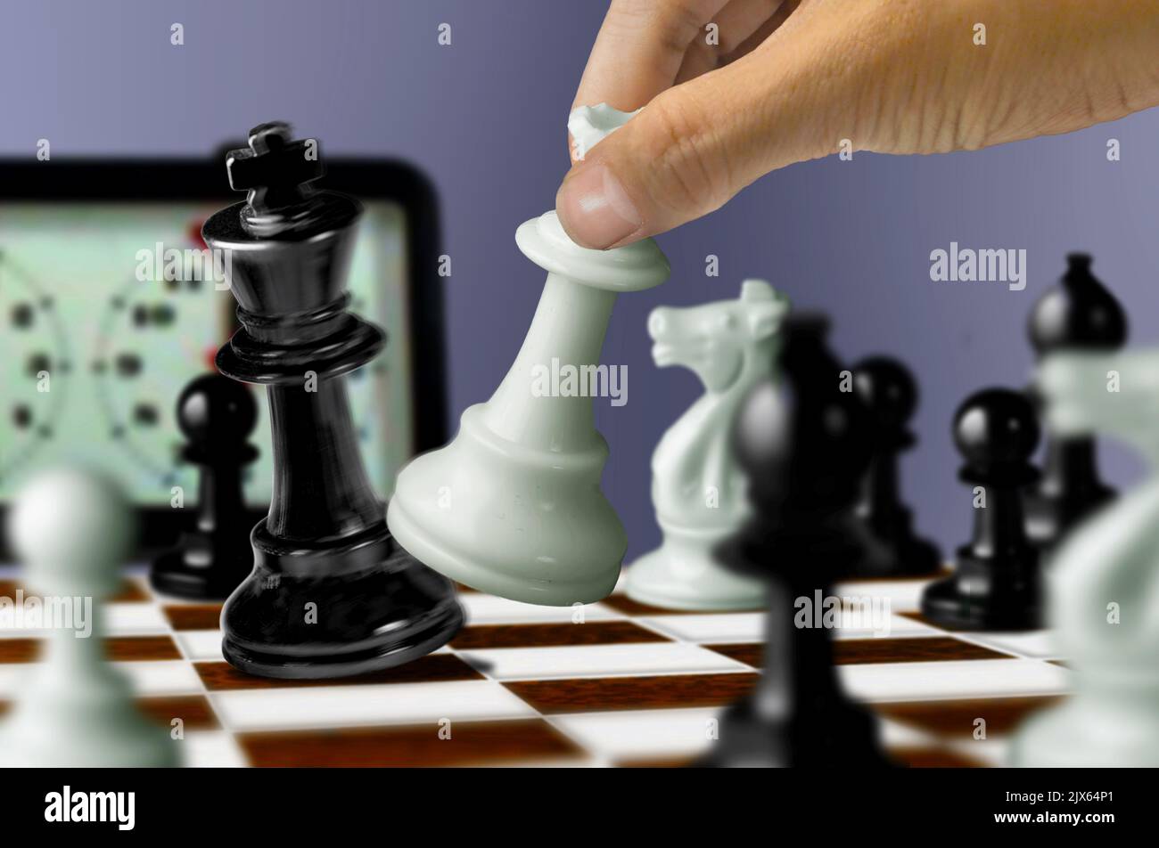 homme d'affaires main en mouvement de la reine d'échecs et de l'adversaire de chéquier roi pendant la compétition de chessboard. Banque D'Images