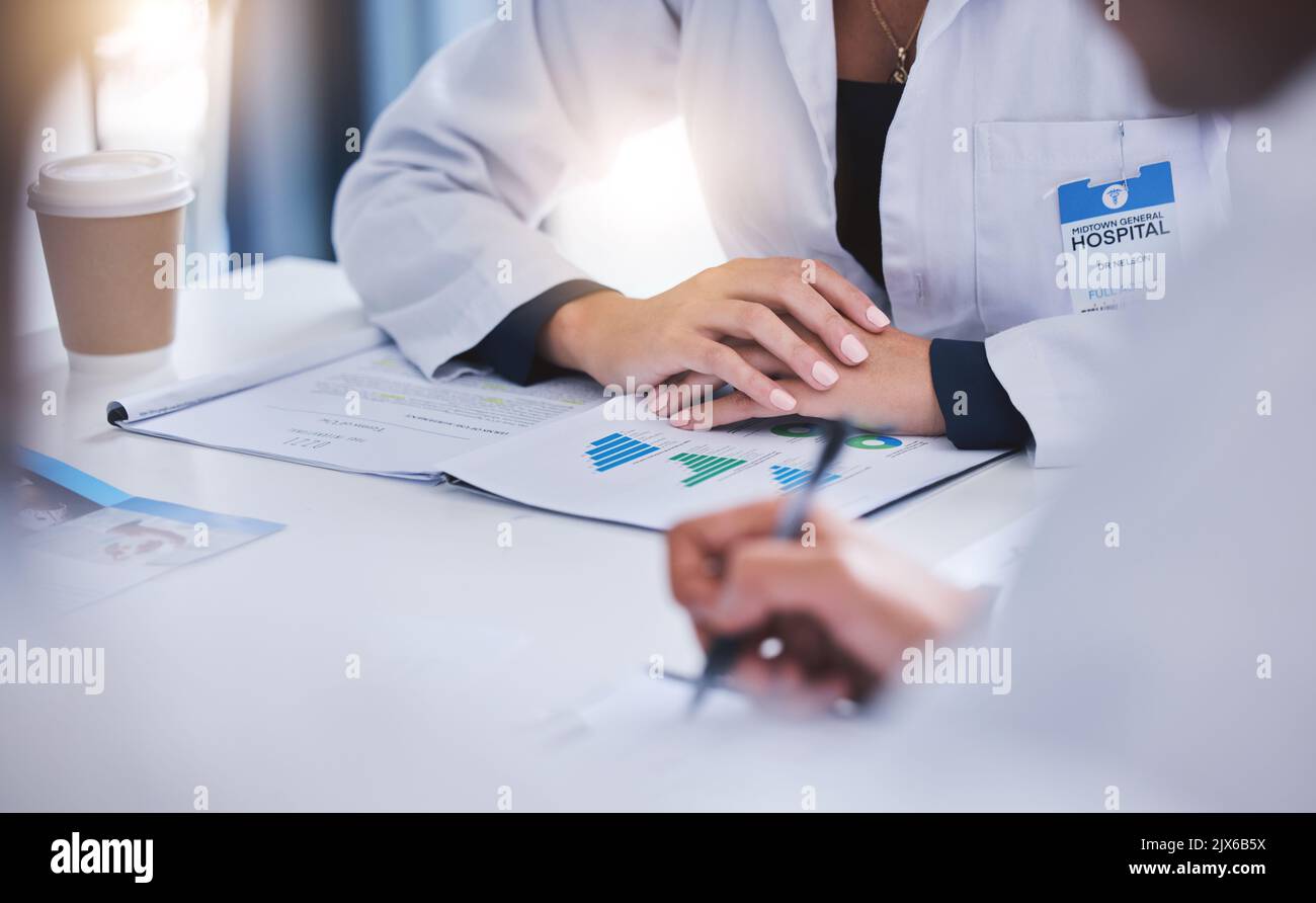 Planification médicale avec rapport en réunion, professionnel de la santé et expert médical en discussion sur la paperasserie de l'assurance maladie et la rédaction de l'hôpital Banque D'Images