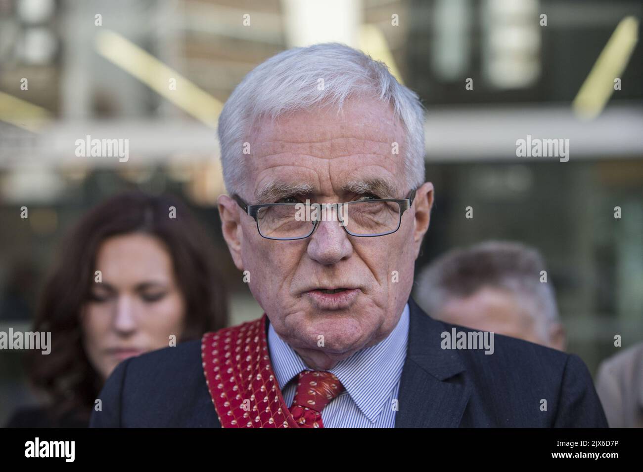 L'avocat de la défense Terry O'Gorman s'adresse aux médias devant la Cour suprême à Brisbane, jeudi, 1 juin 2017. Vincent O'Djempsey et Garry Dubois ont été condamnés à la prison à vie pour avoir tué Barbara McCulkin, mère du Queensland, et ses deux filles en janvier 1974. (AAP image/Glenn Hunt) Banque D'Images