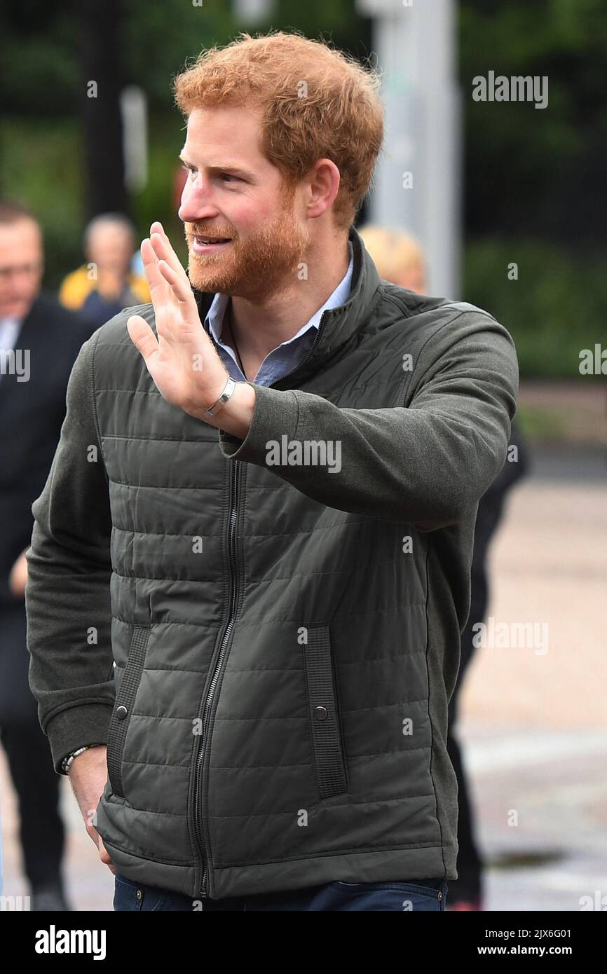 Son Altesse Royale le prince Harry se fait une vague devant un petit groupe de spectateurs qui arrivent pour une visite du centre aquatique international de Sydney à Sydney, jeudi, 8 juin 2017. Le Prince Harry est à Sydney pour lancer les Invictus Games 2018. (AAP image/Dean Lewins) Banque D'Images