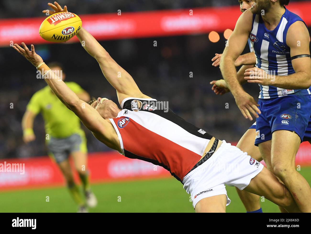 Nick Riewoldt des Saints (à gauche) marque lors du match de la série 13 de l'AFL entre les kangourous du nord de Melbourne et les Saints des Saints des Kilda au stade Etihad à Melbourne, vendredi, 16 juin 2017. (Image AAP/Julian Smith) Banque D'Images