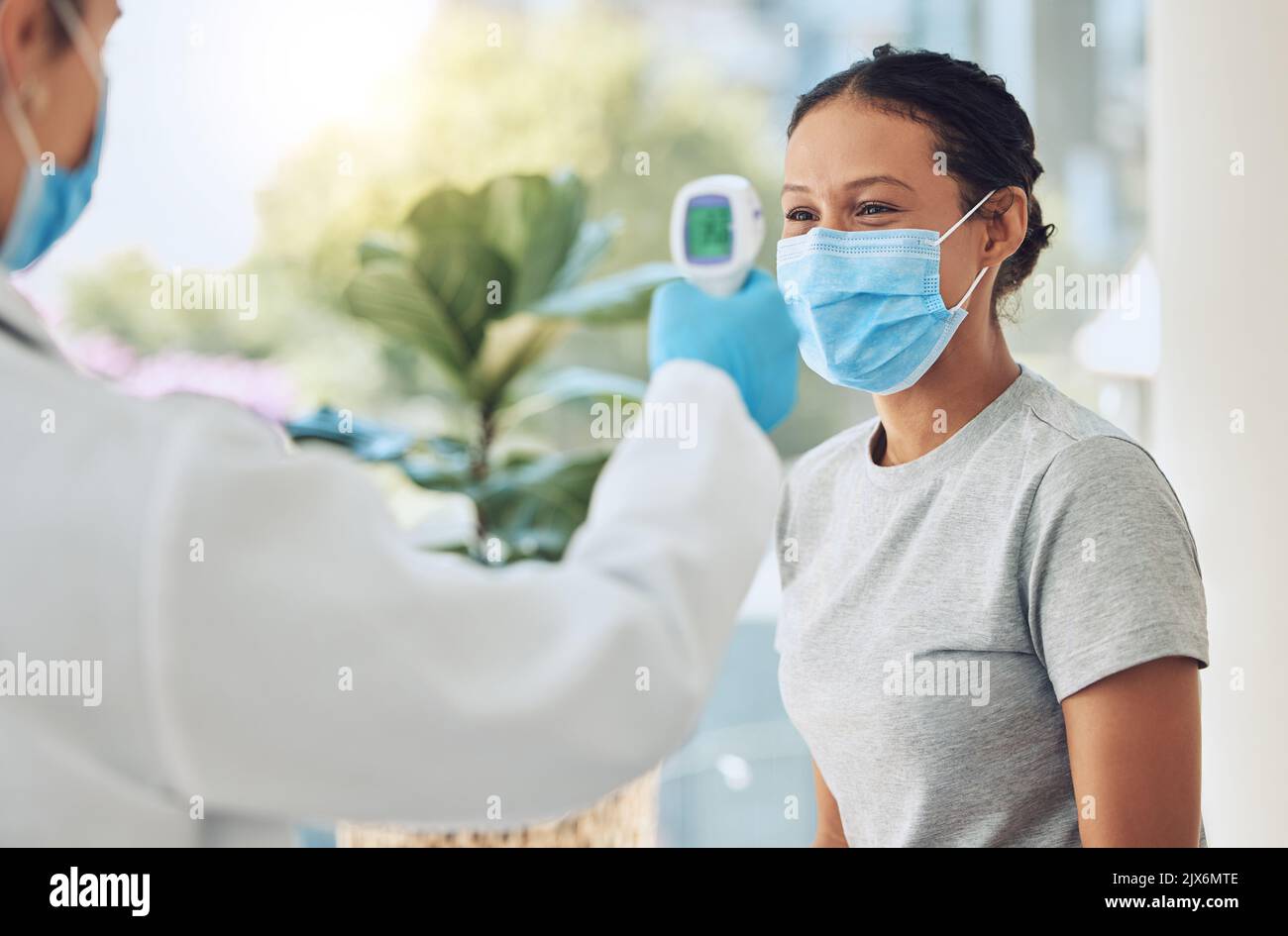 Test Covid, masque et thermomètre médical avec le patient pour la vérification et la consultation de l'analyse du virus. Protocole de surveillance de la sécurité des travailleurs de la santé pour le Banque D'Images