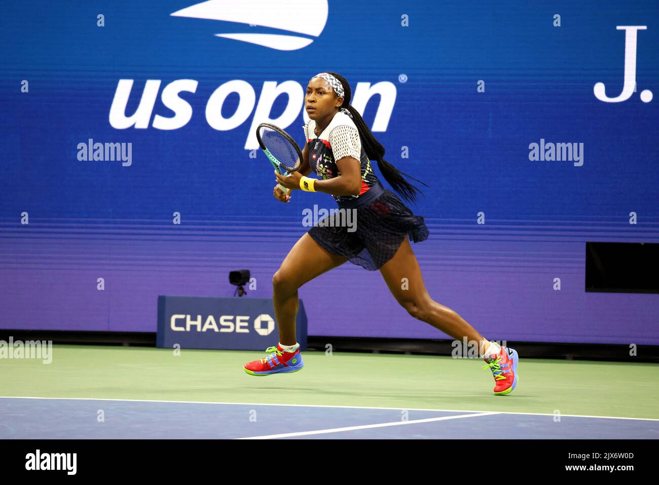 NEW YORK, NY - 6 septembre : Coco Gauff de l'État-Unis lors de son quart de finale contre Caroline Garcia de France au Centre national de tennis de l'USTA Billie Jean King sur 6 septembre 2022 à New York. Garcia a gagné en jeux de droit pour avancer à son premier semi-fin ouvert des États-Unis ( Credit: Adam Stoltman/Alay Live News Banque D'Images