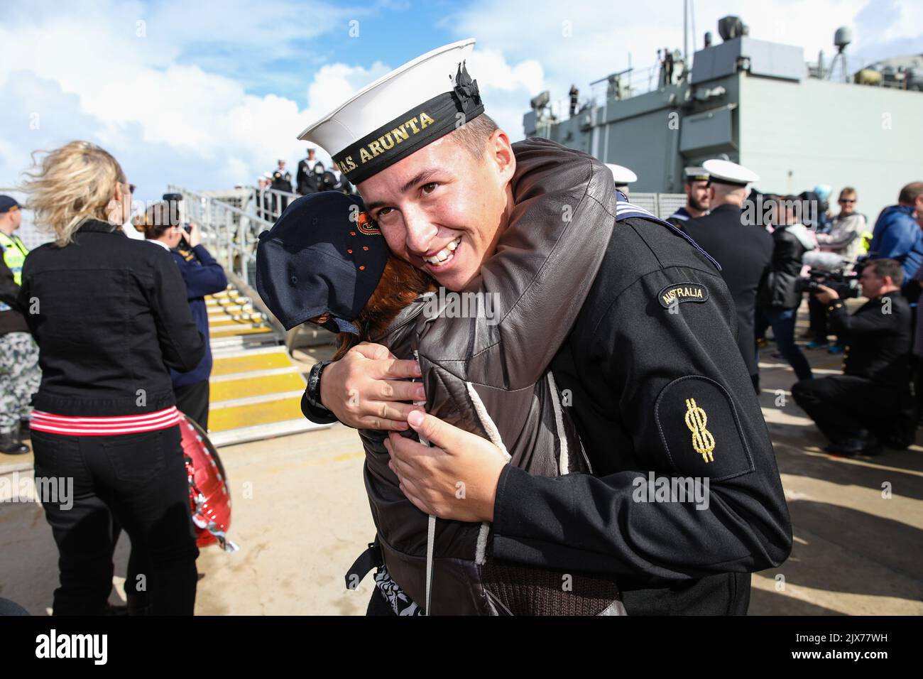 Le Matelot de 1re classe Matthew Parry est accueilli par sa famille et ses amis après avoir débarqué le HMAS Arunta dans la base de flotte ouest de Rockingham, en Australie occidentale, dimanche, 23 juillet 2017. La frégate de classe Anzac de la Royal Australian Navy, HMAS Arunta, est retournée en Australie après un déploiement de neuf mois dans l'opération MANITOU au Moyen-Orient. (AAP image/Richard Wainwright) Banque D'Images