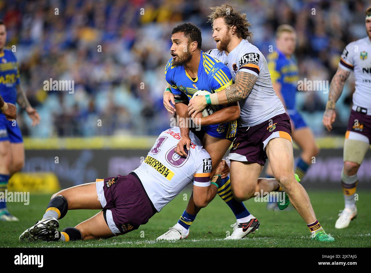 Peni Terepo des anguilles est attaqué par Adam Blair (à gauche), et Korbin Sims des Broncos lors du match de la série 21 de la NRL entre les anguilles de Parramatta et les Broncos de Brisbane au stade ANZ à Sydney, vendredi, 28 juillet 2017. (Image AAP/Dan Himbrechts) Banque D'Images