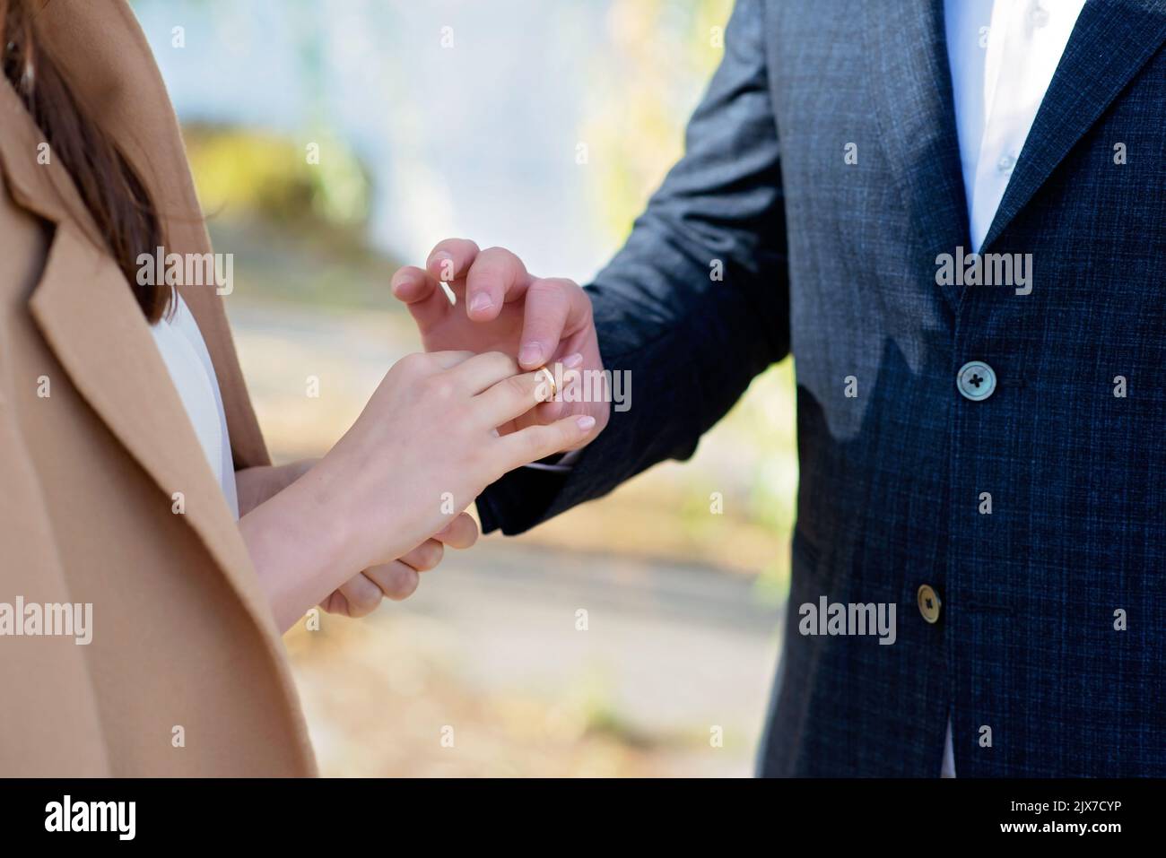 Je me Marie aujourd'hui et chaque jour, les mains d'un couple hétérosexuel de mariage. Le marié a mis l'anneau sur le doigt de sa belle femme. Mise au point sélective douce Banque D'Images Je me Marie aujourd'hui et chaque jour, les mains d'un couple hétérosexuel de mariage. Le marié a mis l'anneau sur le doigt de sa belle femme. Mise au point sélective douce Banque D'Images