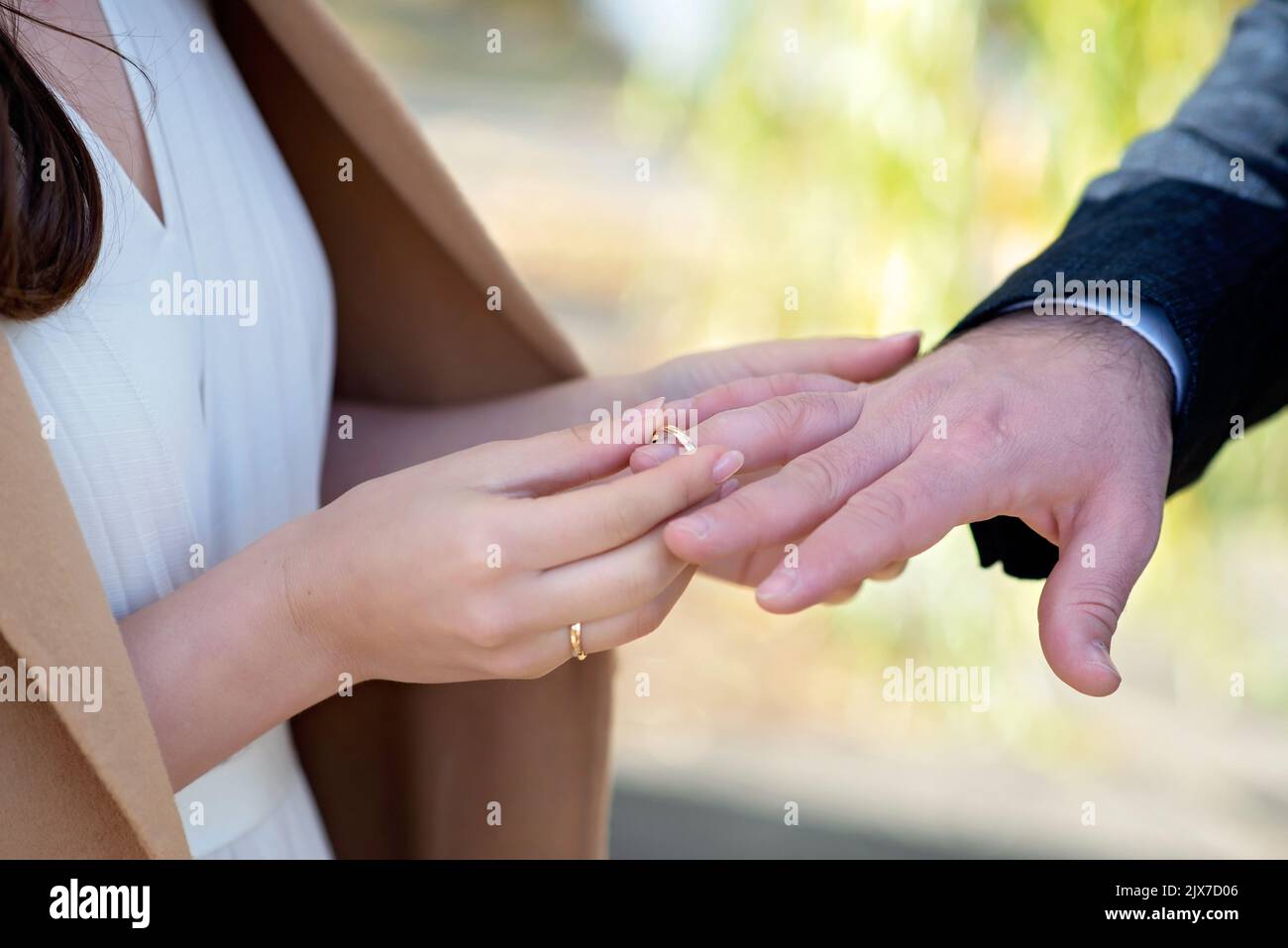 Je me Marie aujourd'hui et chaque jour, les mains d'un couple hétérosexuel de mariage. La mariée a mis l'anneau sur le doigt de son mari. Mise au point sélective douce. Banque D'Images Je me Marie aujourd'hui et chaque jour, les mains d'un couple hétérosexuel de mariage. La mariée a mis l'anneau sur le doigt de son mari. Mise au point sélective douce. Banque D'Images