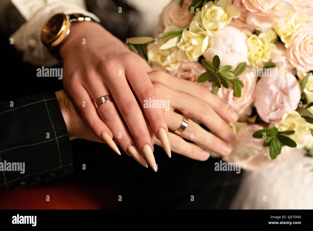 Je me Marie aujourd'hui et chaque jour, les mains d'un couple hétérosexuel de mariage. Mise au point sélective douce. Banque D'Images Je me Marie aujourd'hui et chaque jour, les mains d'un couple hétérosexuel de mariage. Mise au point sélective douce. Banque D'Images