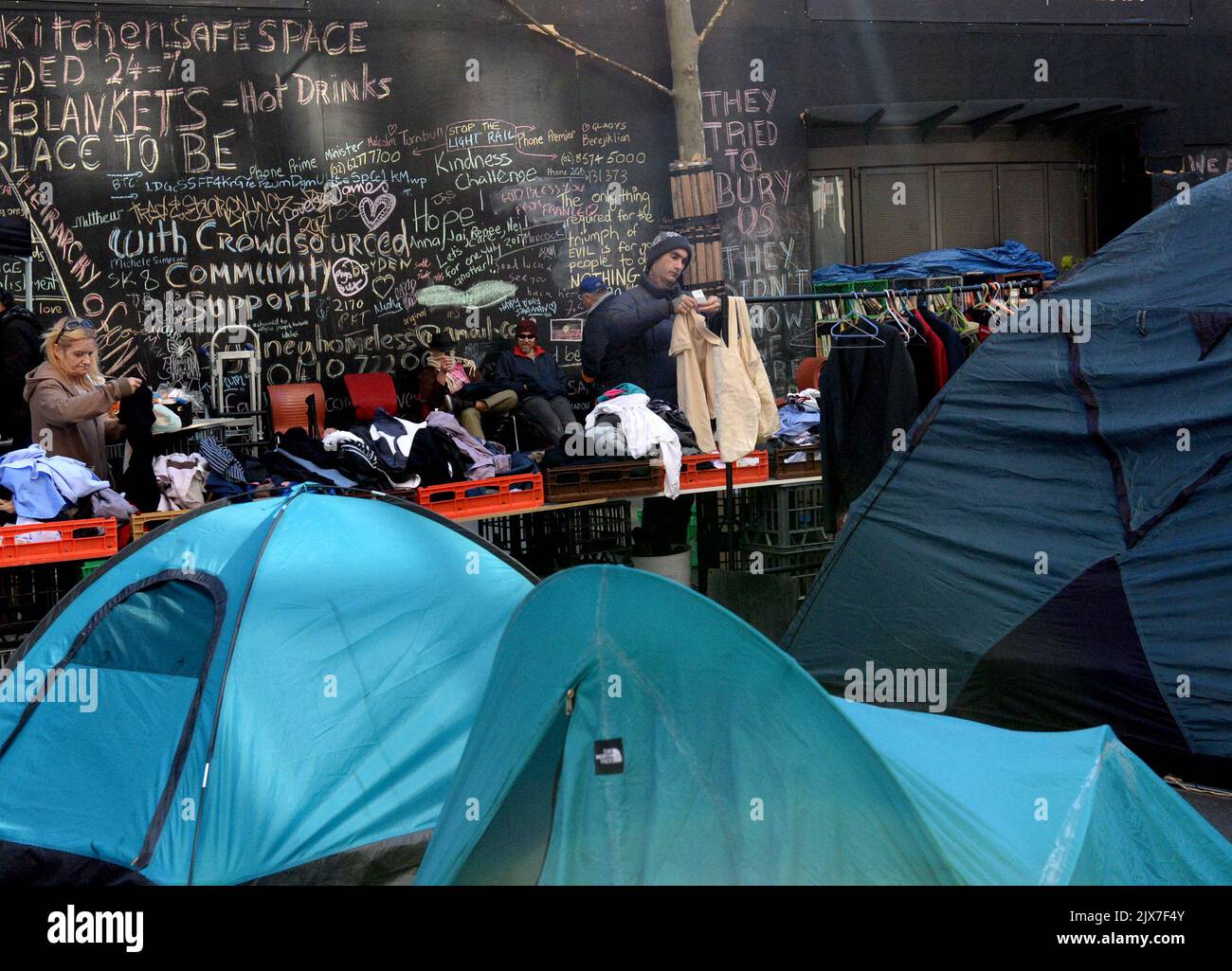 Les refuges pour sans-abri sont dispersés dans Martin place, dans le quartier central des affaires de Sydney, le samedi 5 août 2017. Des dizaines de tentes ont été érigées depuis décembre et le nombre continue de croître malgré les tentatives des autorités de déplacer des personnes. (AAP image/ Jeremy Piper) Banque D'Images