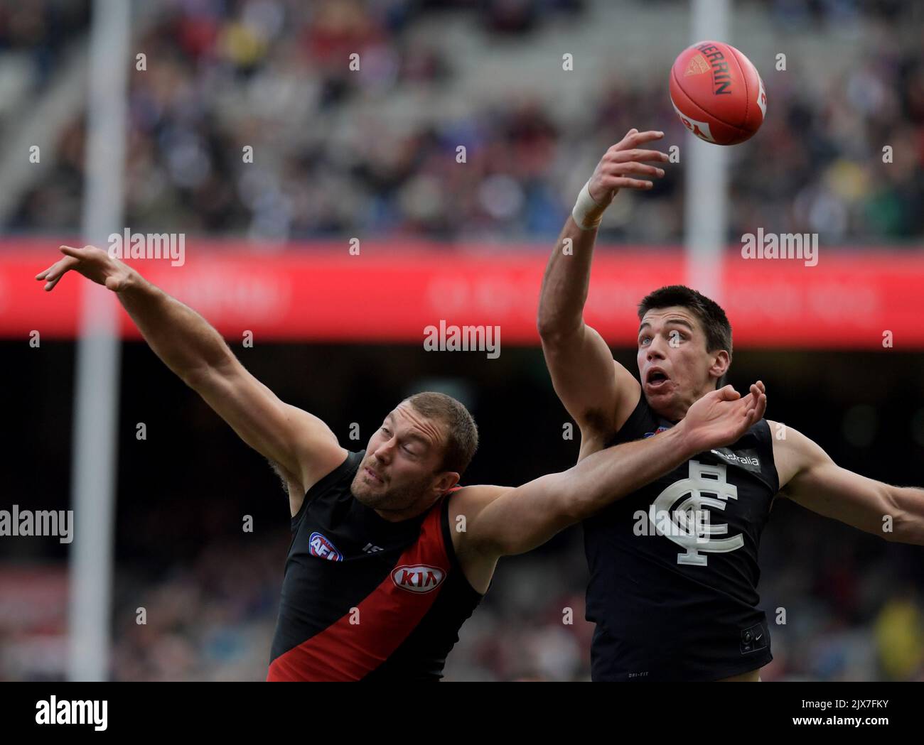 Tom BellChambers des bombardiers (à gauche) et Matthew Kreuzer de Carlton TAP pendant le match des hommes de la série 20 AFL entre les bombardiers Essendon et les Carlton Blues au MCG à Melbourne, samedi, 5 août 2017. (Image AAP/Tracey Nearmy) Banque D'Images