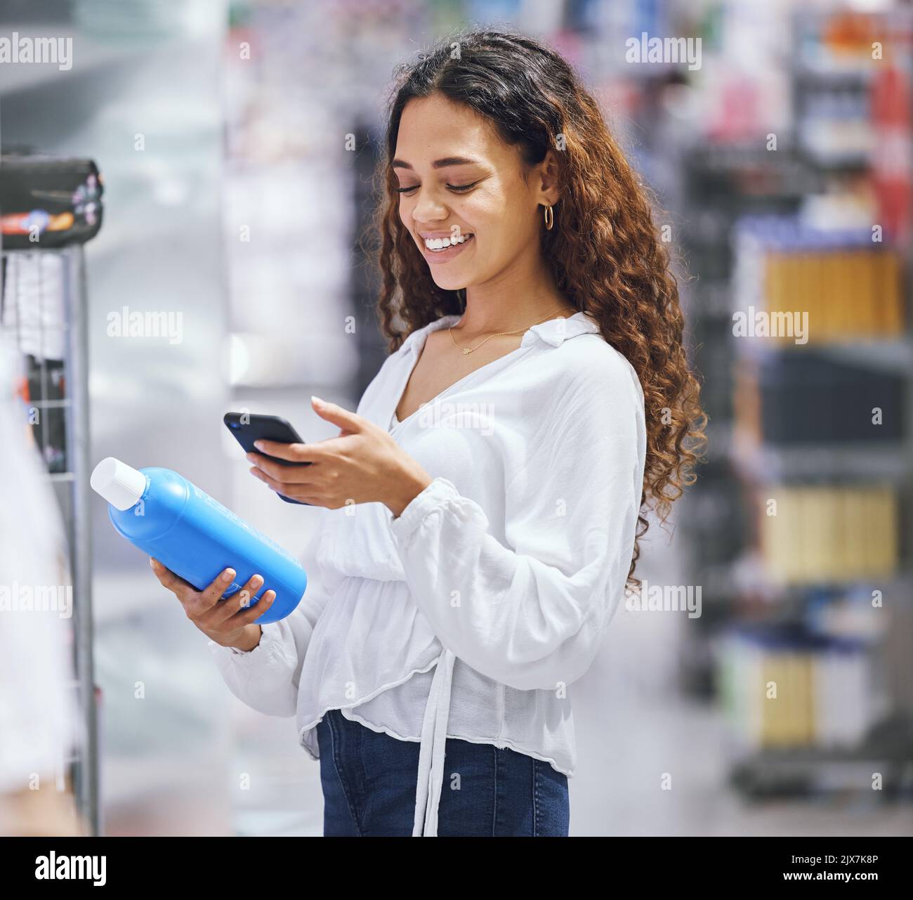 Femme shopping, téléphone et contrôle de prix pour l'augmentation de l'inflation ou le code de réduction. Jeune fille consommateur calculant la taxe d'épicerie du supermarché Banque D'Images