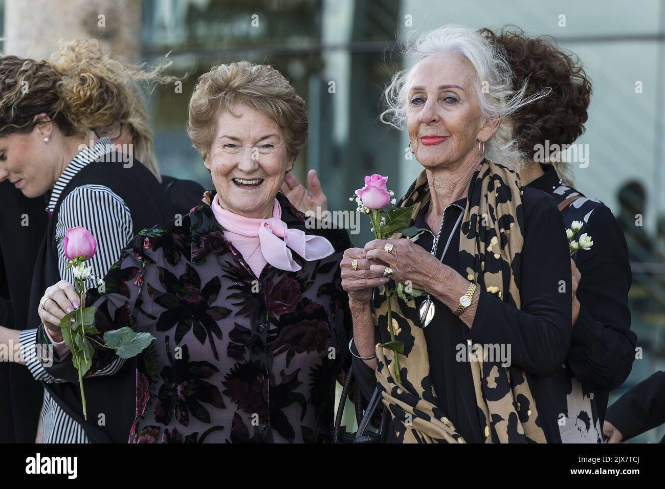 Rhonda Gillam et la sœur de Betty Marie Johnston (R) jettent des fleurs dans l'estuaire après les funérailles de Betty Cuthbert au Mandurah Performing Arts Centre, Mandurah, mercredi, 16 août 2017. Elizabeth Alyse 'Betty' Cuthbert AM, MBE était une athlète australienne et une médaillée olympique de quatre temps qui est morte à l'âge de 79 ans sur 6 août après avoir lutté contre la sclérose en plaques. (AAP image/will Russell) Banque D'Images