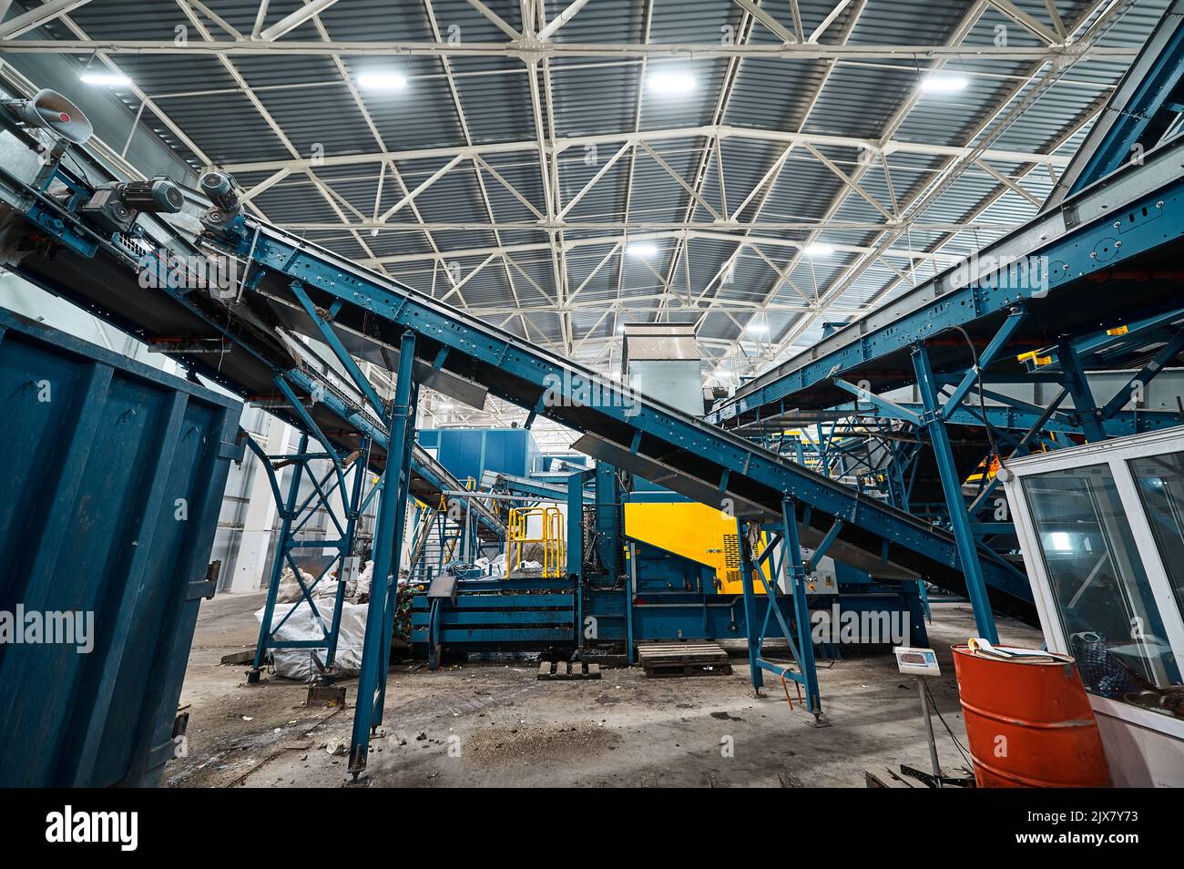 Grande usine de convoyeurs pour le tri et le traitement des déchets ménagers. Banque D'Images