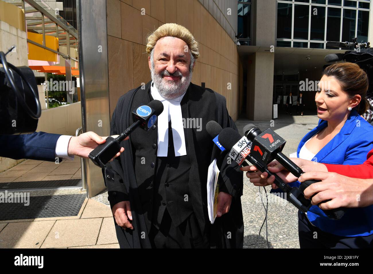 David Bennett AC QC, avocat pour les nationaux le sénateur Matt Canavan quitte la haute Cour de justice du Commonwealth à Brisbane, jeudi, 24 août 2017. La débâcle de la double citoyenneté qui engloutit la politique australienne reviendra à la haute Cour pour une audience sur 10 octobre, 11 et 12, alors que la légitimité de plusieurs parlementaires reste incertaine. (AAP image/Darren Angleterre) Banque D'Images