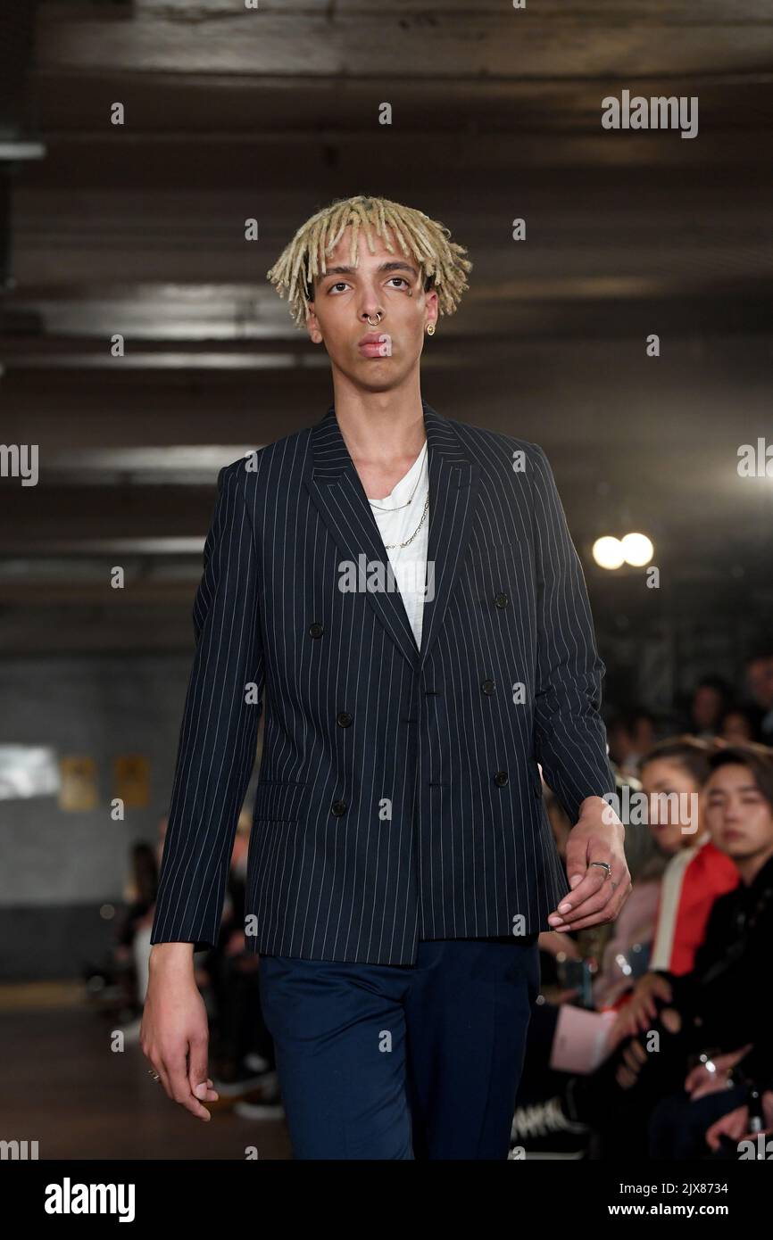 Un mannequin porte un vetement de JACK LONDON pendant la piste de garage tenue pour hommes a la Melbourne Fashion week a Melbourne dimanche 3 septembre 2017. Le garage Runway presente les