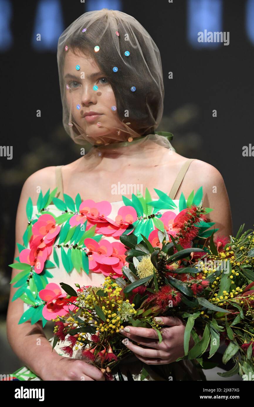 Un mannequin parcourt la piste Premium 2 portant une tenue Sarah Hope Schofield pendant la semaine de la mode à l'hôtel de ville de Melbourne, sur 5 septembre 2017. The Runway réunit des poids lourds australiens pour un spectacle inspirant de techniques expertes et de design avant-gardiste. (Image AAP/James Ross) Banque D'Images