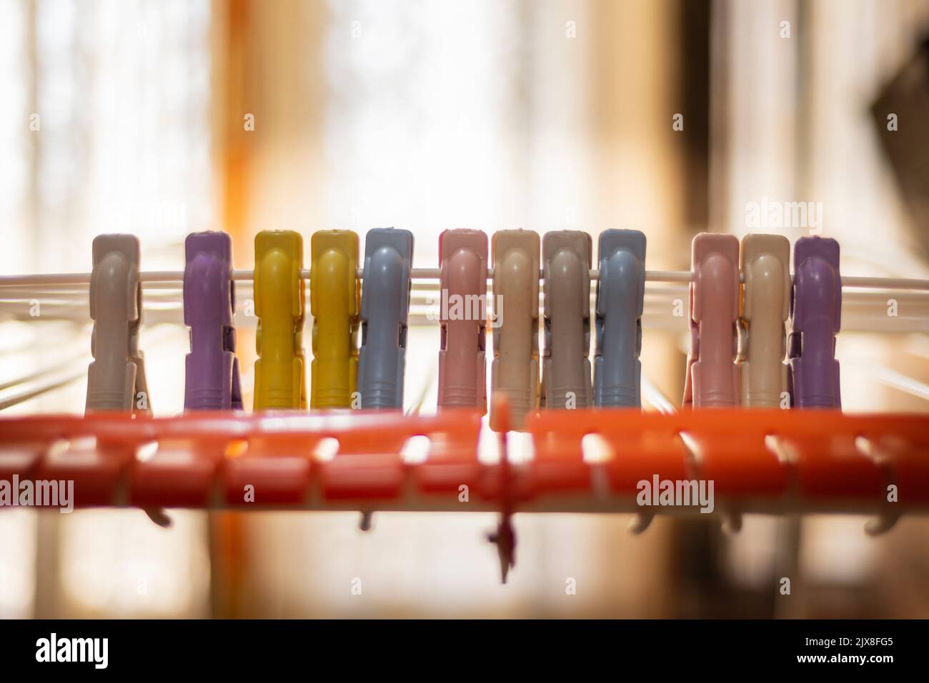 Épinglette à linge multicolore / crochet à linge sur un support à linge. Banque D'Images